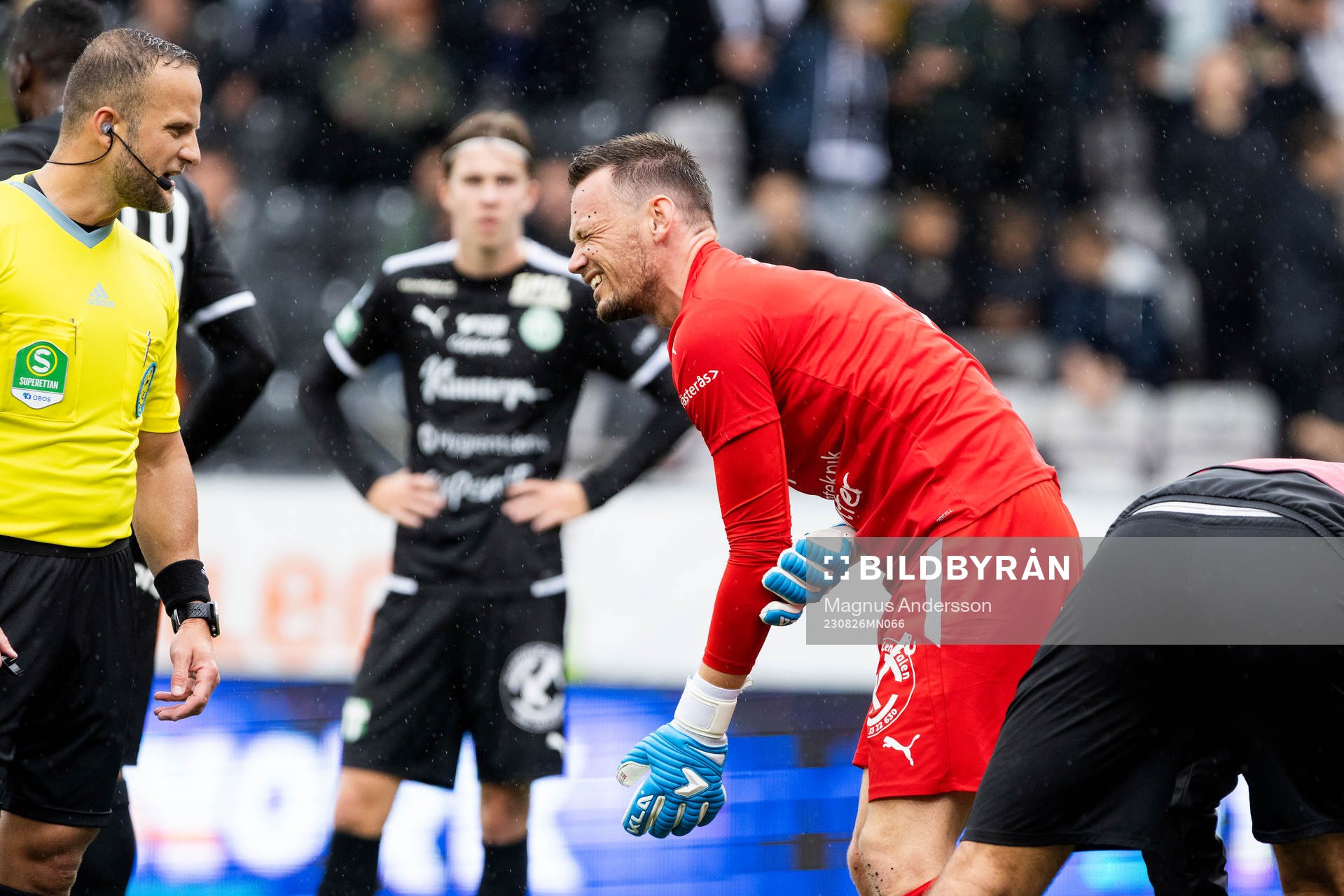 Domaren Rinon Hasani och Västerås SKs målvakt Anton Fagerström under fotbollsmatchen i Superettan mellan Örebro och Västerås SK den 26 augusti 2023 i Örebro.