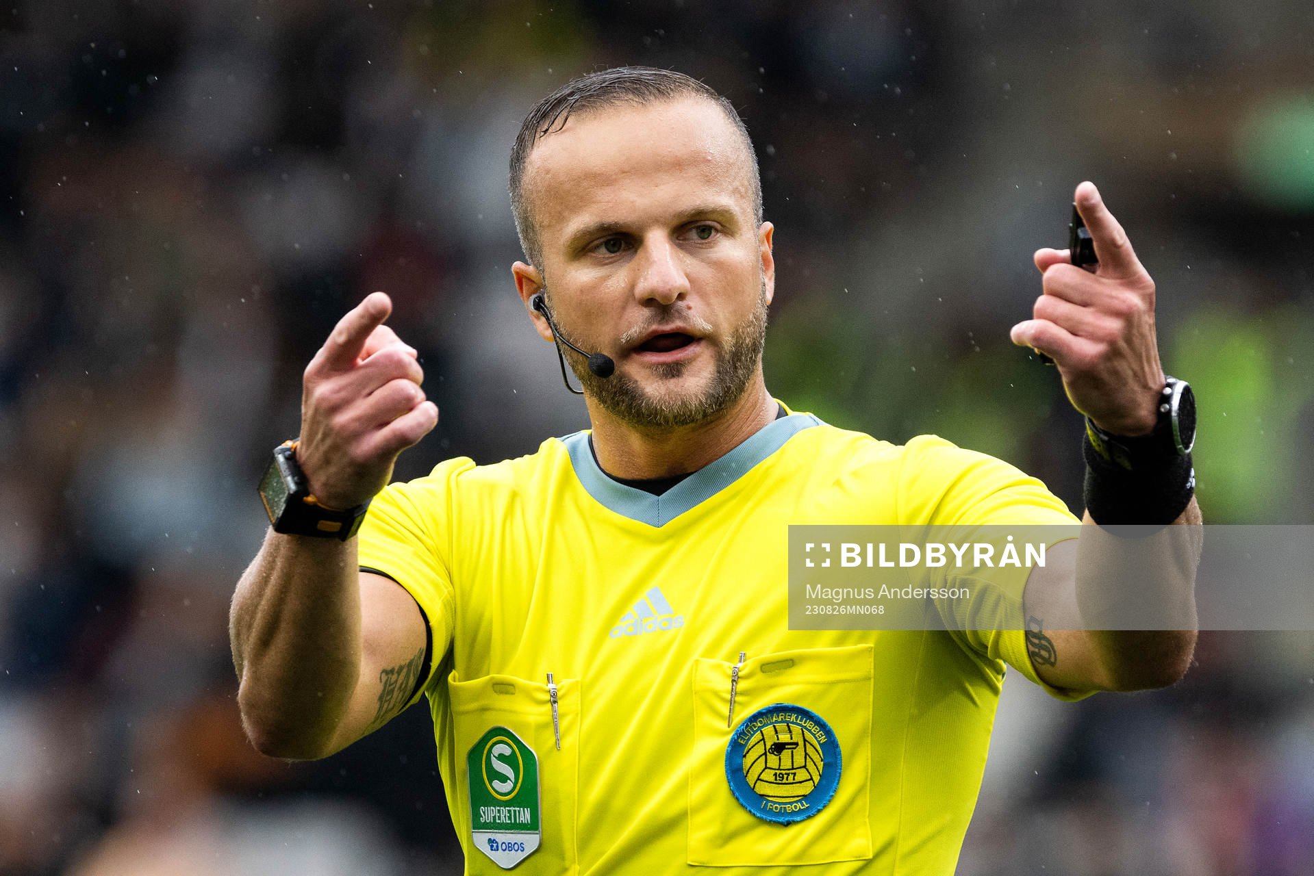 Domaren Rinon Hasani under fotbollsmatchen i Superettan mellan Örebro och Västerås SK den 26 augusti 2023 i Örebro. 