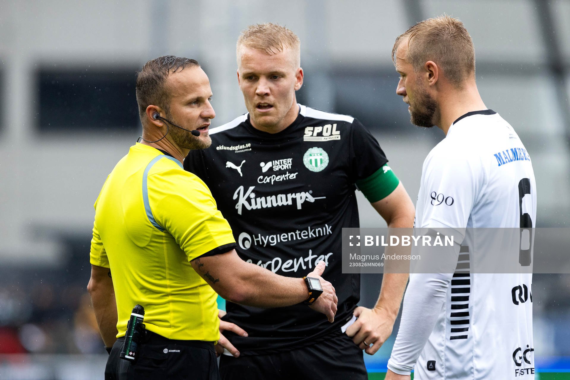 Domaren Rinon Hasani pratar med Västerås SKs Simon Johansson och Örebros Sebastian Crona under fotbollsmatchen i Superettan mellan Örebro och Västerås SK den 26 augusti 2023 i Örebro.