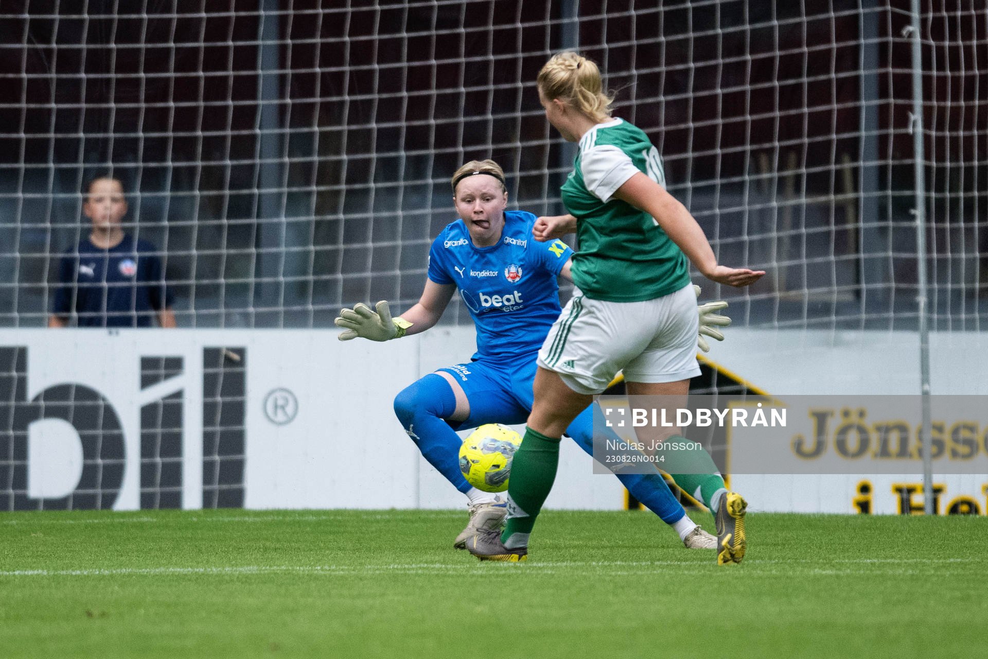 Helsingborgs målvakt Hannah Tegestål och IK Zeniths Sandra Mannerstråle under fotbollsmatchen i Div 2 Västra Götaland mellan Helsingborg - IK Zenith den 26 augusti 2023 i Helsingborg. 