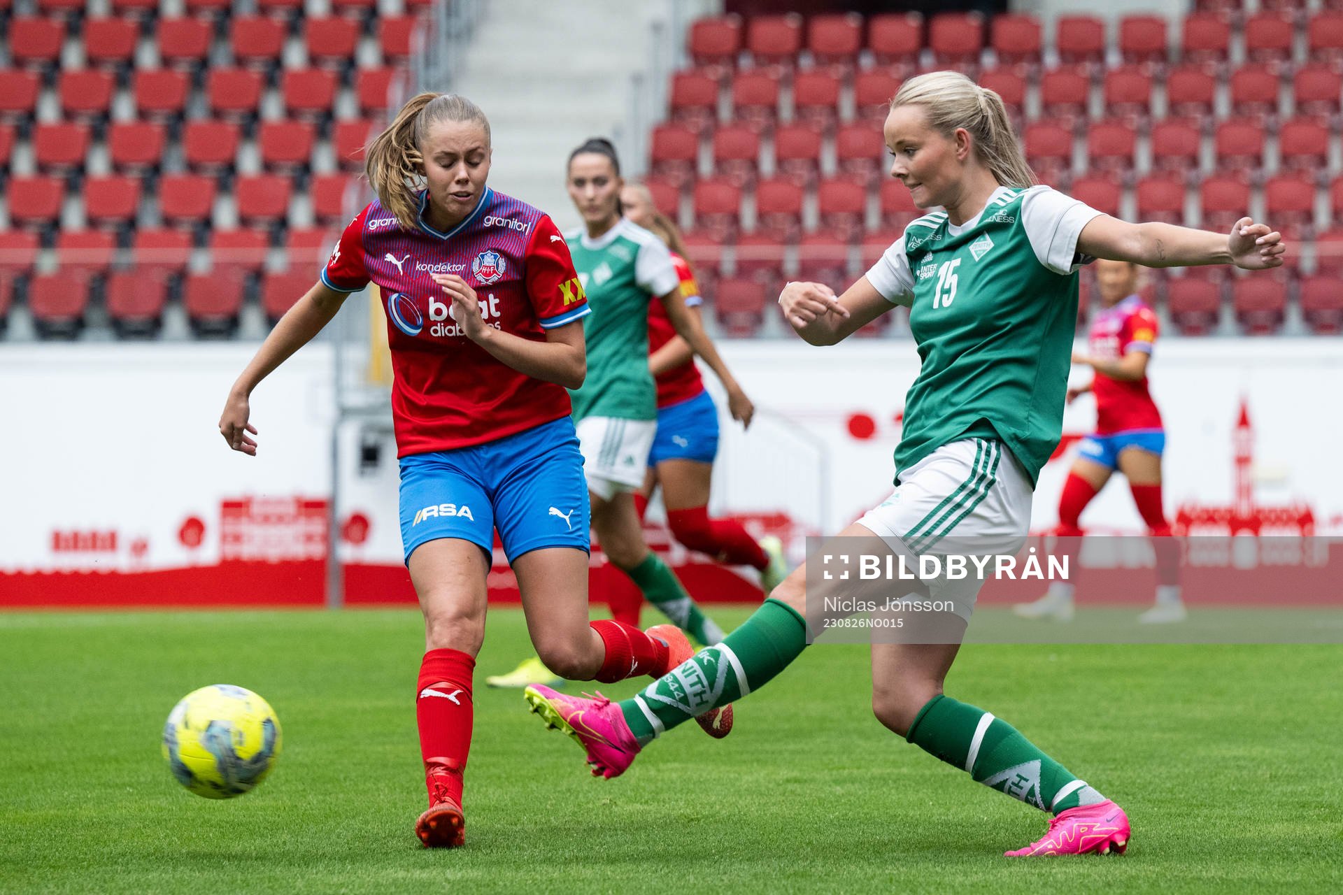 Helsingborgs Rebecka Winroth och IK Zeniths Ella Baldebo under fotbollsmatchen i Div 2 Västra Götaland mellan Helsingborg - IK Zenith den 26 augusti 2023 i Helsingborg.