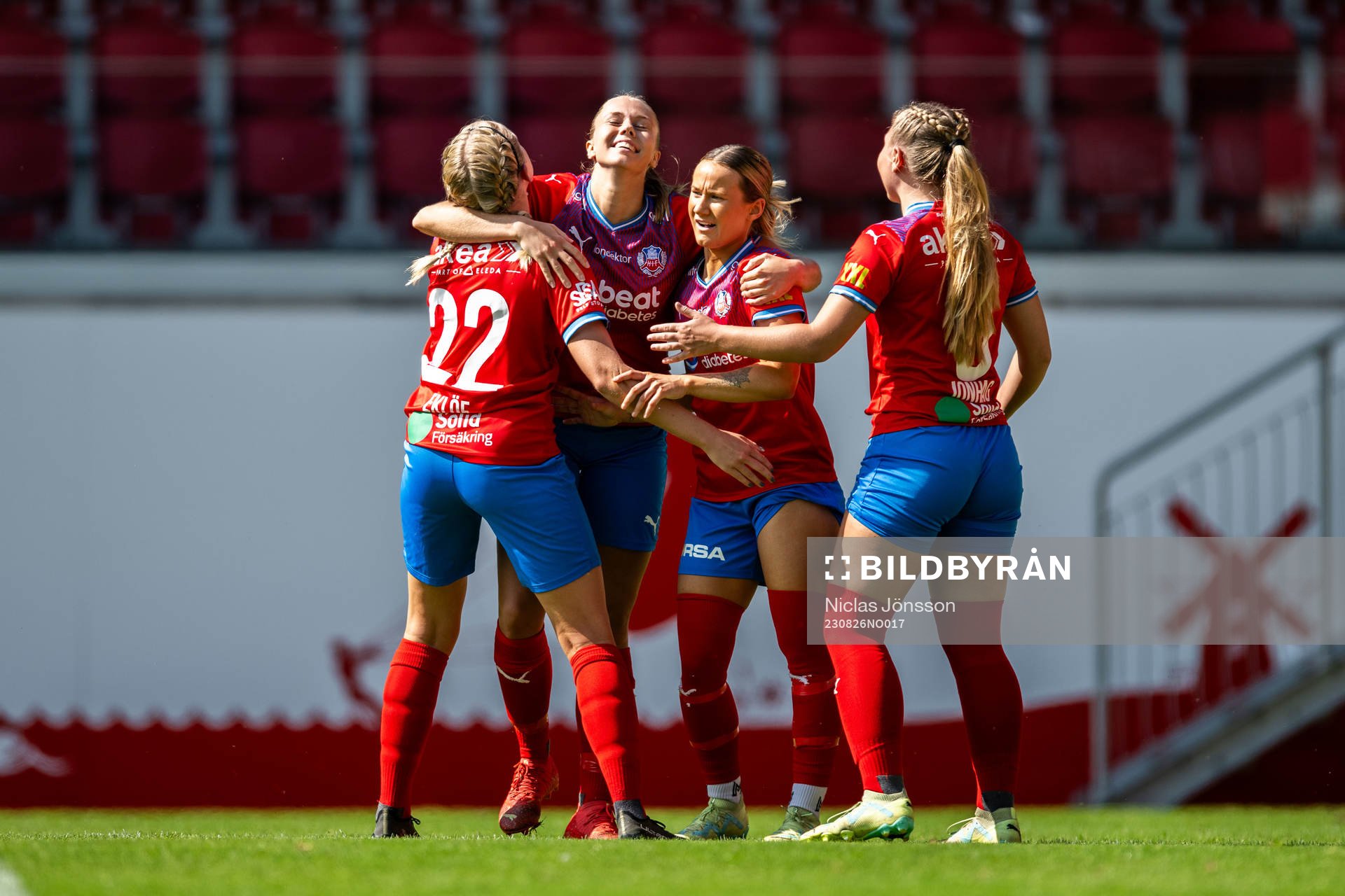 Helsingborgs Sanna Nilsson jublar tillsammans med lagkamrater efter 1-0 under fotbollsmatchen i Div 2 Västra Götaland mellan Helsingborg - IK Zenith den 26 augusti 2023 i Helsingborg.