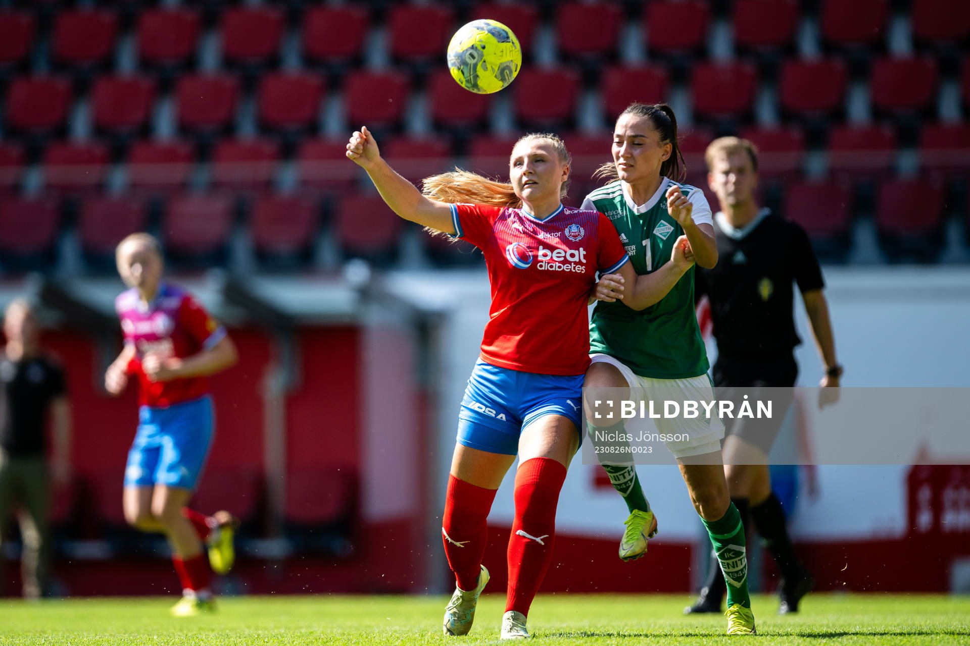 Helsingborgs Tilda Jonhag och IK Zeniths Ayse Kurt under fotbollsmatchen i Div 2 Västra Götaland mellan Helsingborg - IK Zenith den 26 augusti 2023 i Helsingborg.