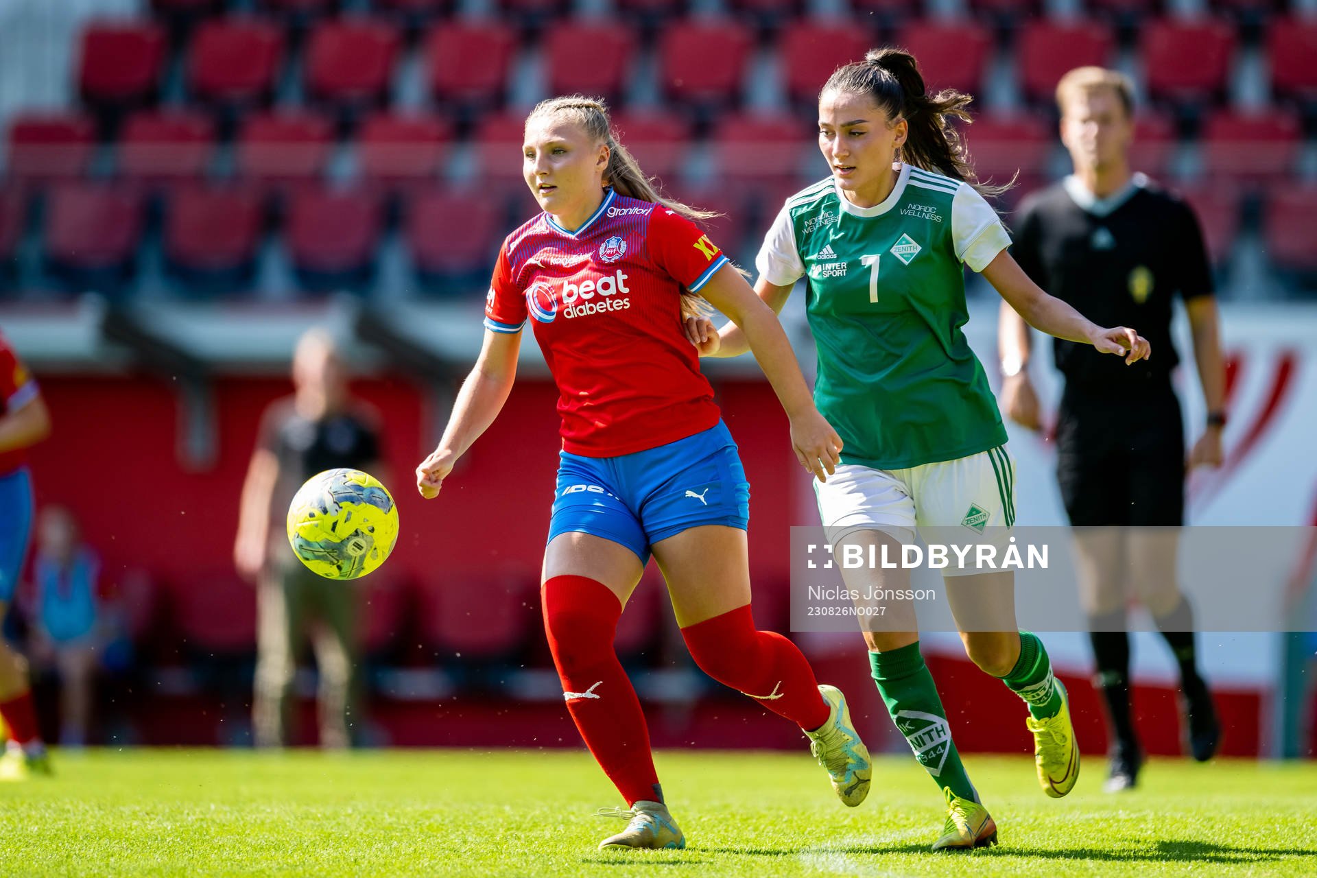Helsingborgs Tilda Jonhag och IK Zenith Ayse Kurt under fotbollsmatchen i Div 2 Västra Götaland mellan Helsingborg - IK Zenith den 26 augusti 2023 i Helsingborg.