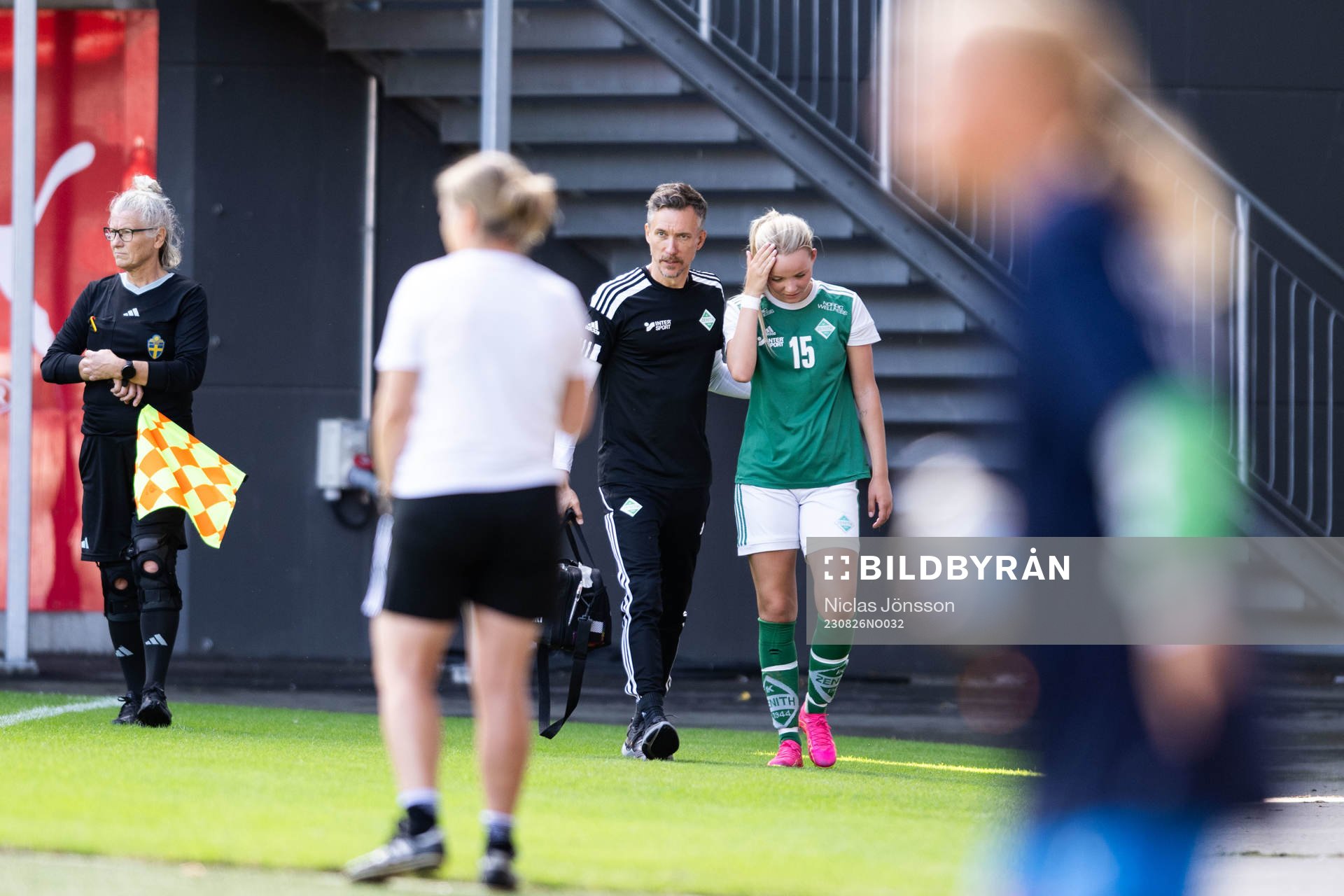 IK Zeniths Ella Baldebo har ont under fotbollsmatchen i Div 2 Västra Götaland mellan Helsingborg - IK Zenith den 26 augusti 2023 i Helsingborg.