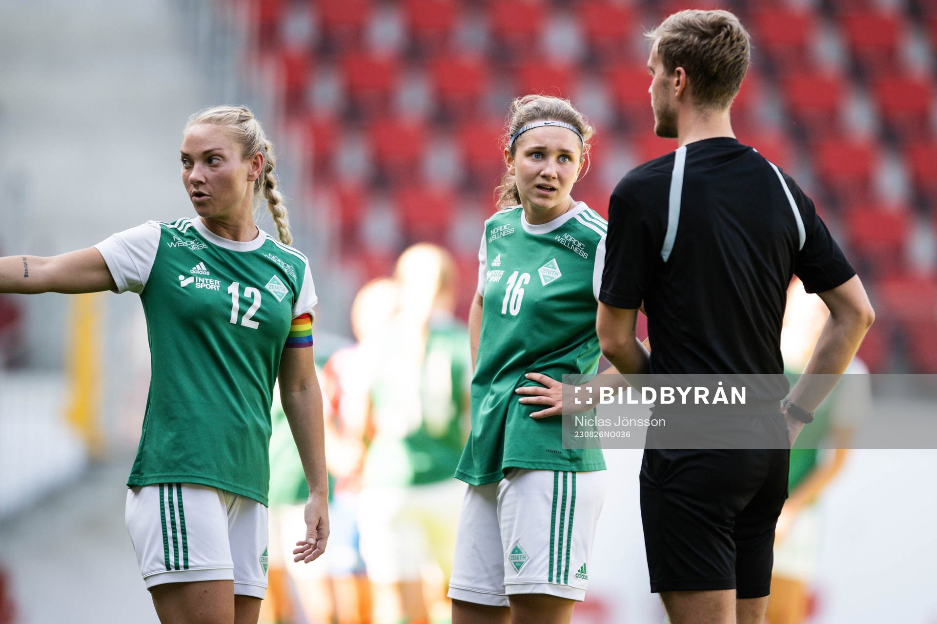 IK Zeniths Sara Baldebo och Sara Aronsson i diskussion med Domare Chistian Eborn under fotbollsmatchen i Div 2 Västra Götaland mellan Helsingborg - IK Zenith den 26 augusti 2023 i Helsingborg.
