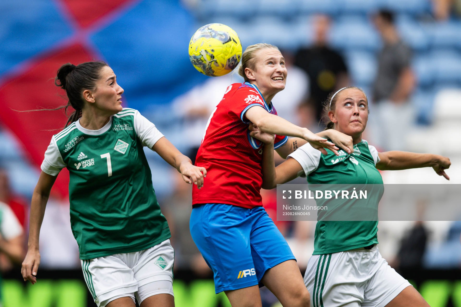 IK Zeniths Ayse Kurt och Emma Wangerås mot Helsingborgs Maya Waltersson under fotbollsmatchen i Div 2 Västra Götaland mellan Helsingborg - IK Zenith den 26 augusti 2023 i Helsingborg.