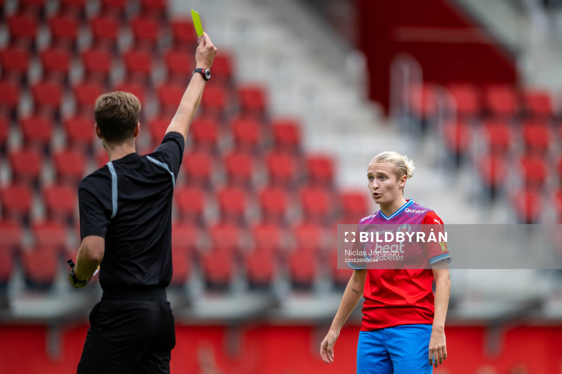 Helsingborgs Maya Waltersson får ett gult kort