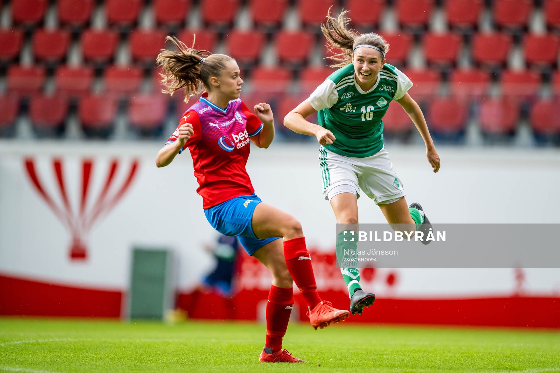 Helsingborgs Rebecka Winroth och IK Zenith Sara Aronsson under fotbollsmatchen i Div 2 Västra Götaland mellan Helsingborg - IK Zenith den 26 augusti 2023 i Helsingborg.