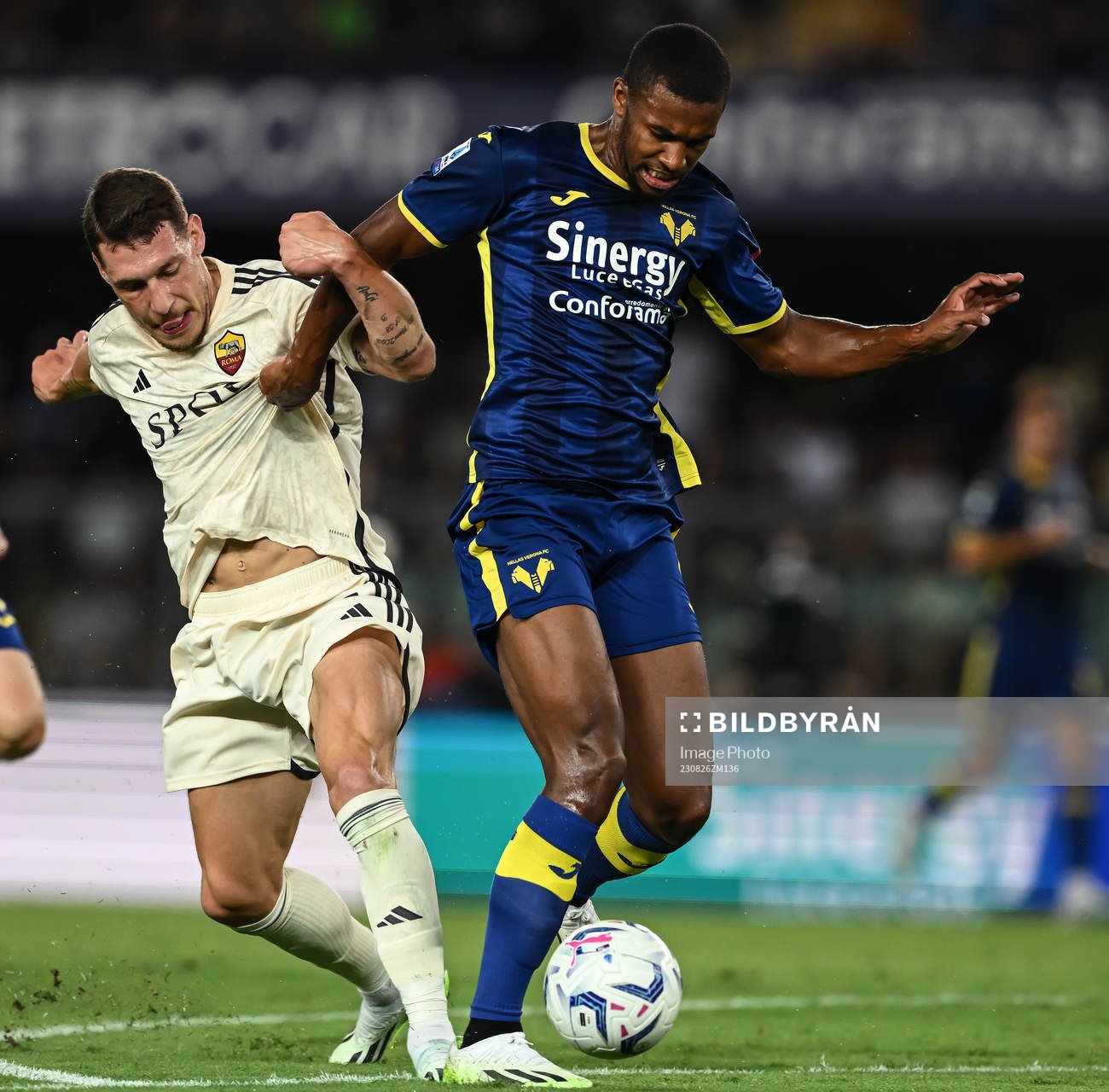 Mg Verona 26/08/2023 - campionato di calcio serie A / Hellas Verona-Roma / foto Matteo Gribaudi/Image Sport nella foto: Isak Hien (Verona) - Andrea Belotti (Roma).
