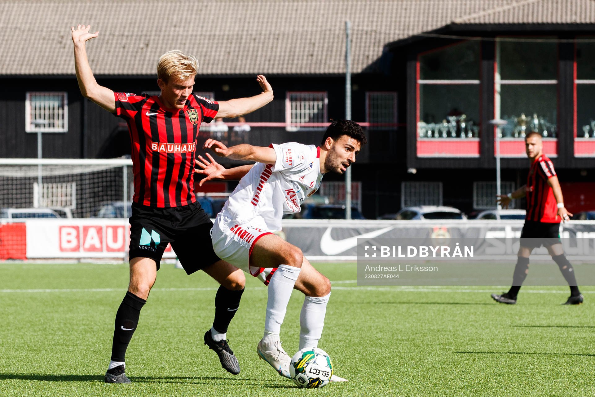 Brommapojkarnas Alexander Jensen och Kalmars Deniz Hummet
