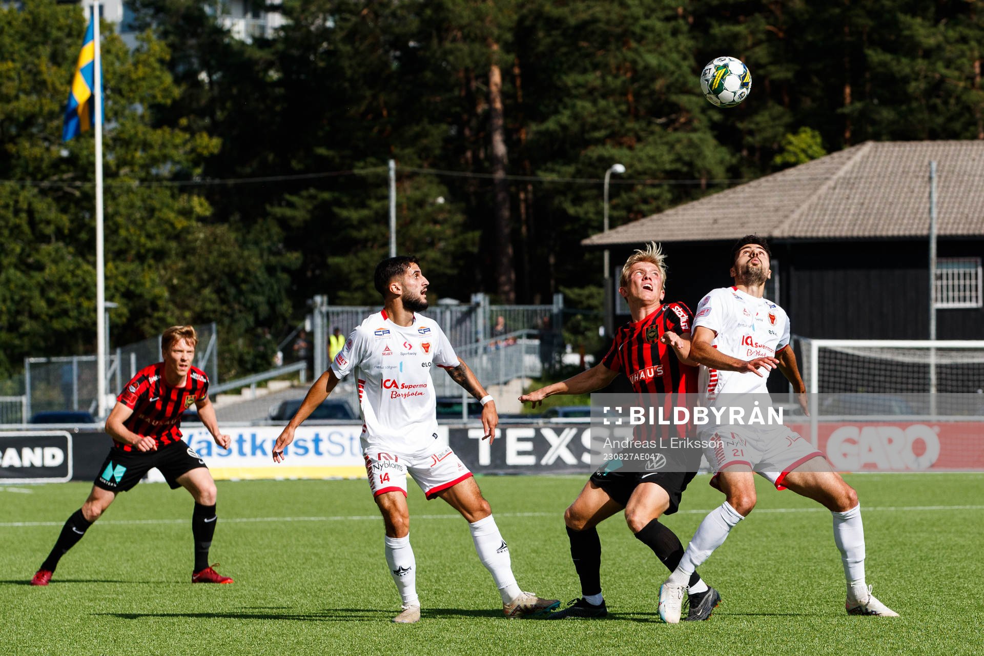 Brommapojkarnas Alexander Jensen i kamp om bollen med