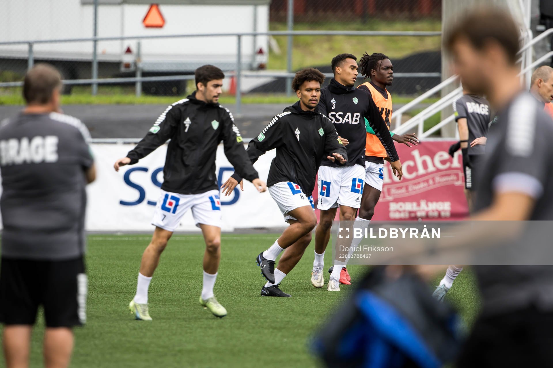 Brages spelare värmer upp innan fotbollsmatchen i