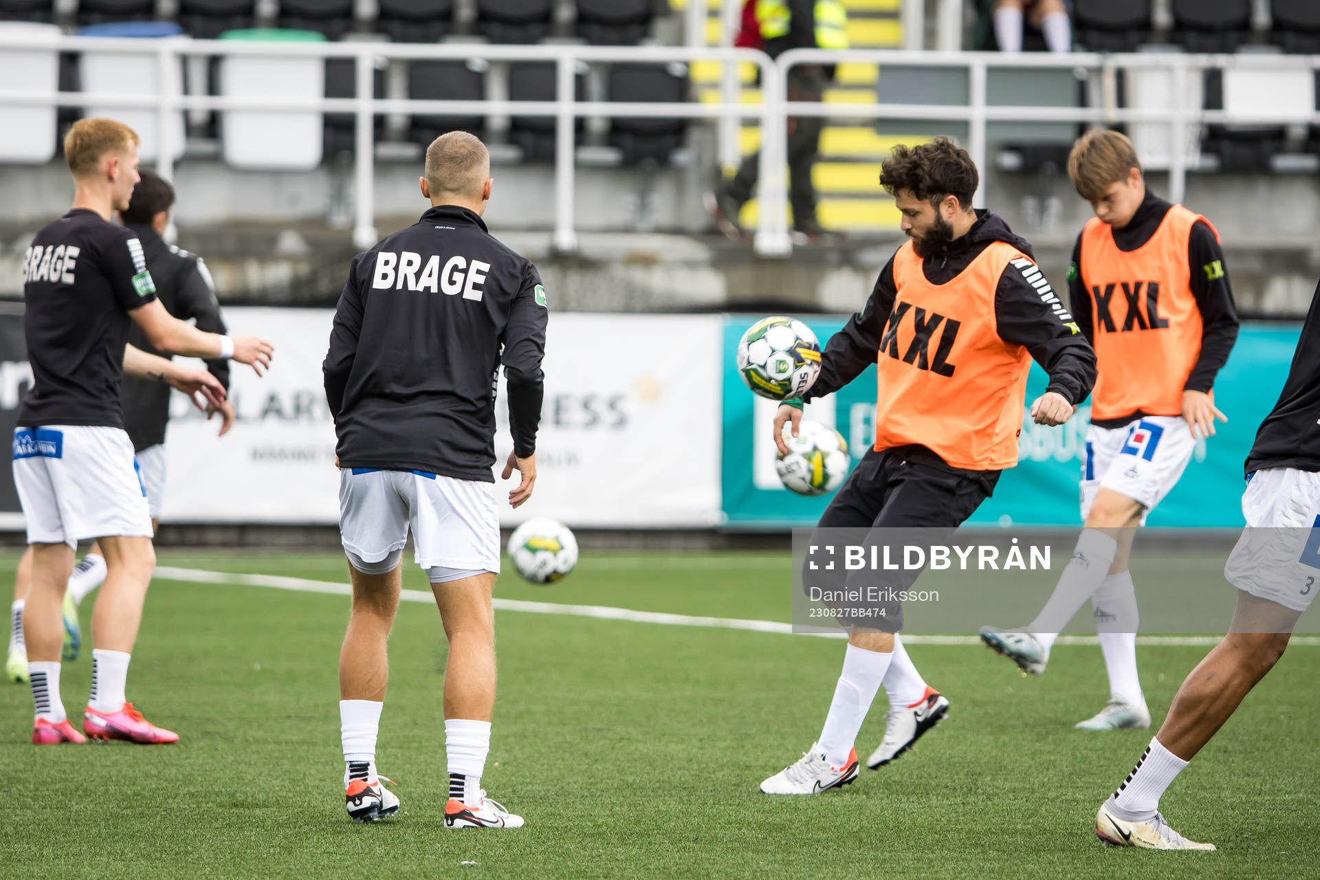 Brages spelare värmer upp innan fotbollsmatchen i