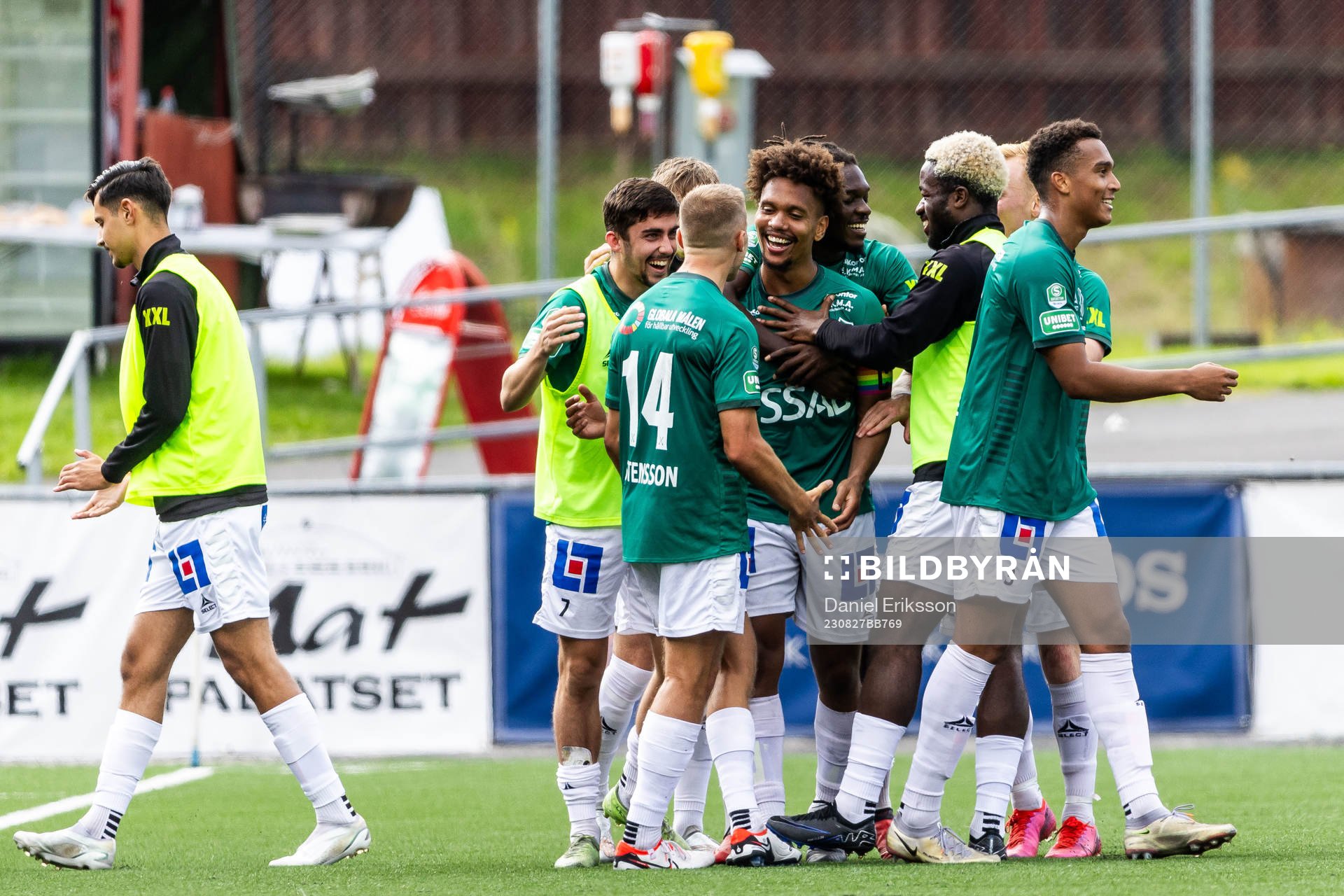 Brages Seth Hellberg jublar med lagkamrater