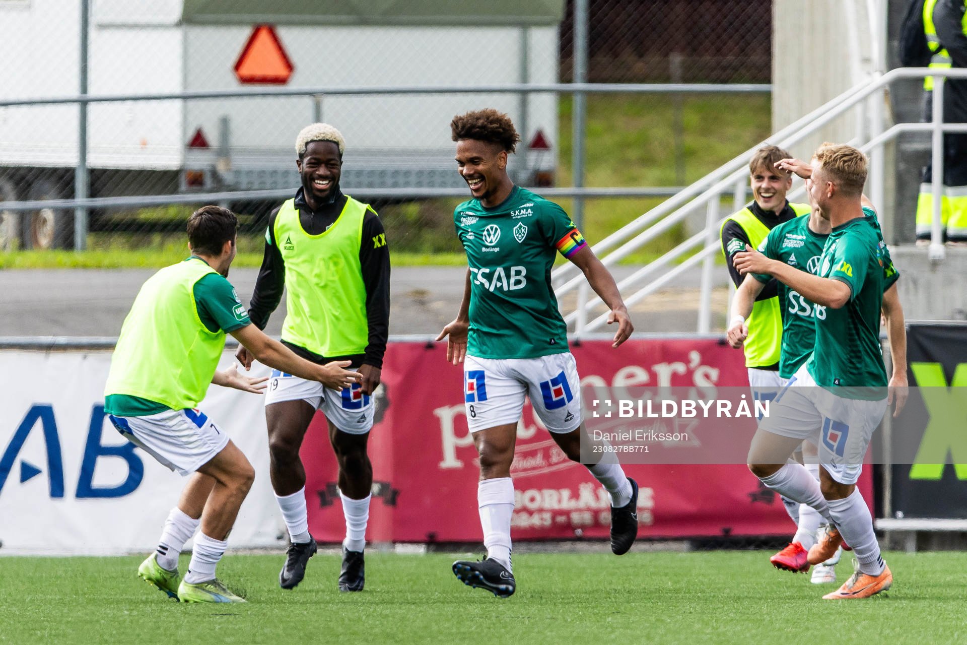 Brages Seth Hellberg jublar med lagkamrater efter 3-0 under fotbollsmatchen i Superettan mellan Brage och Utsikten den 27 augusti 2023 i Borlänge.