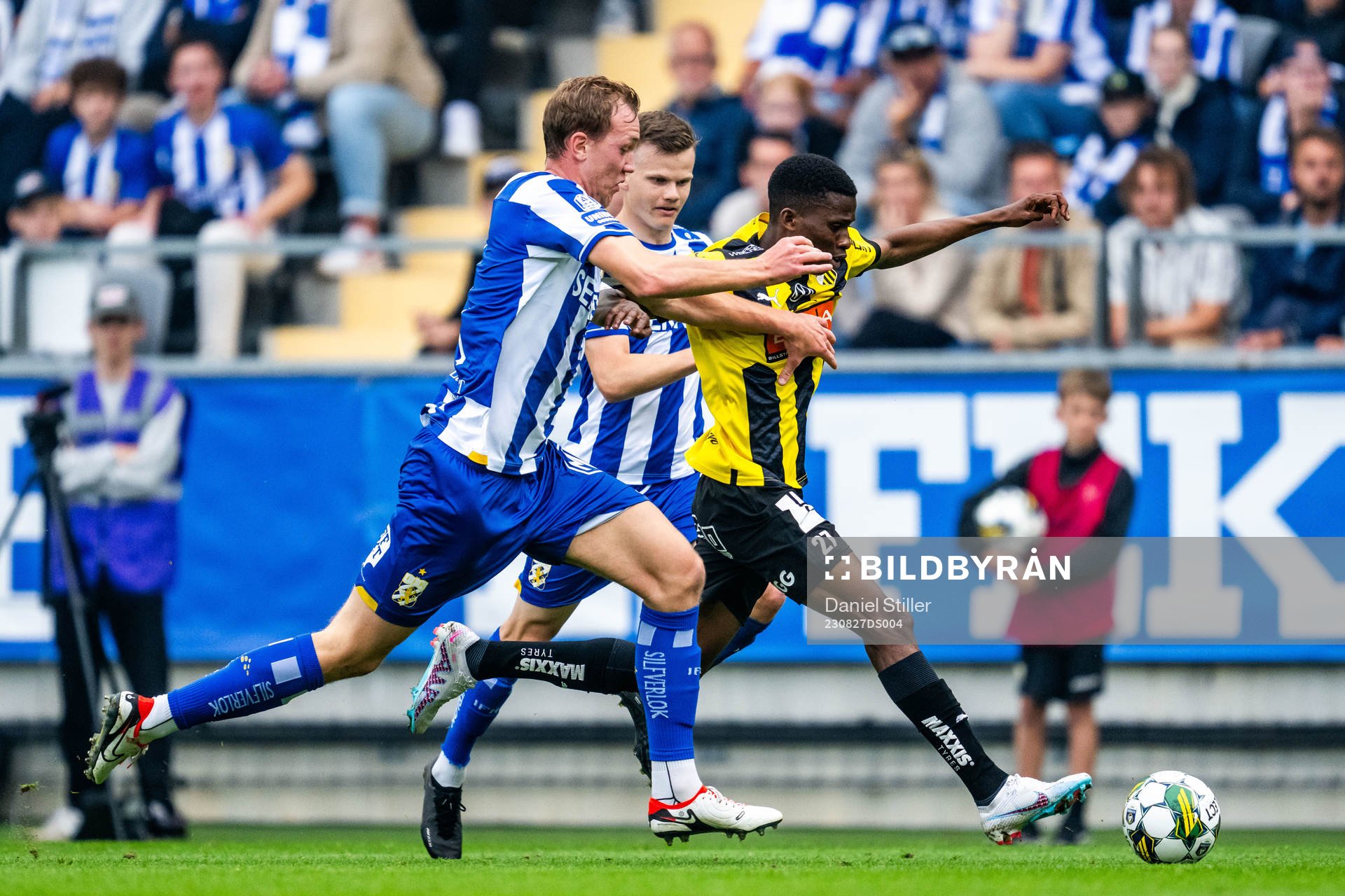 IFK Göteborgs Adam Carlén och Häckens Akoua Romeo Amane