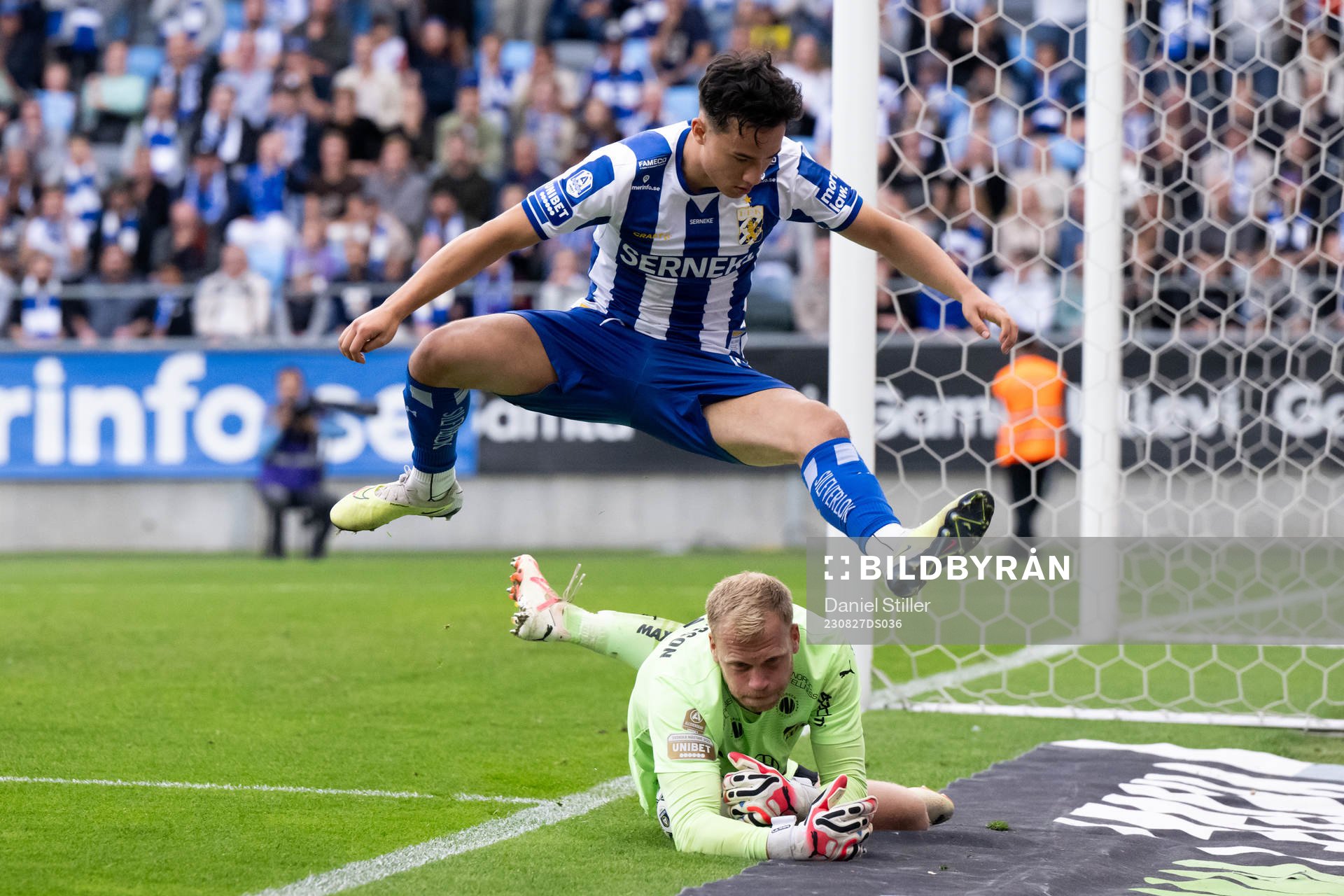 IFK Göteborgs Hussein Carneil och Häckens målvakt Peter