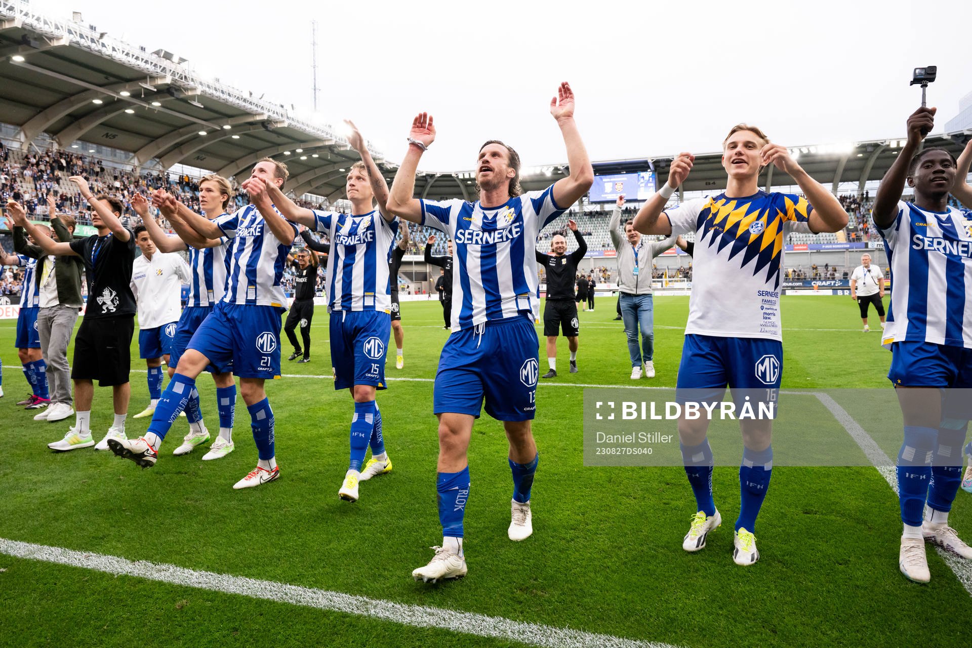 IFK Göteborgs Gustav Svensson mfl tackar publiken efter fotbollsmatchen i Allsvenskan mellan IFK Göteborg och Häcken den 27 augusti 2023 i Göteborg.