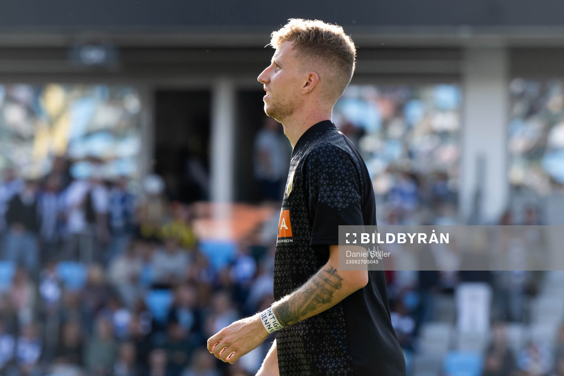 äckens Samuel Gustafson bär vit tejp med texten