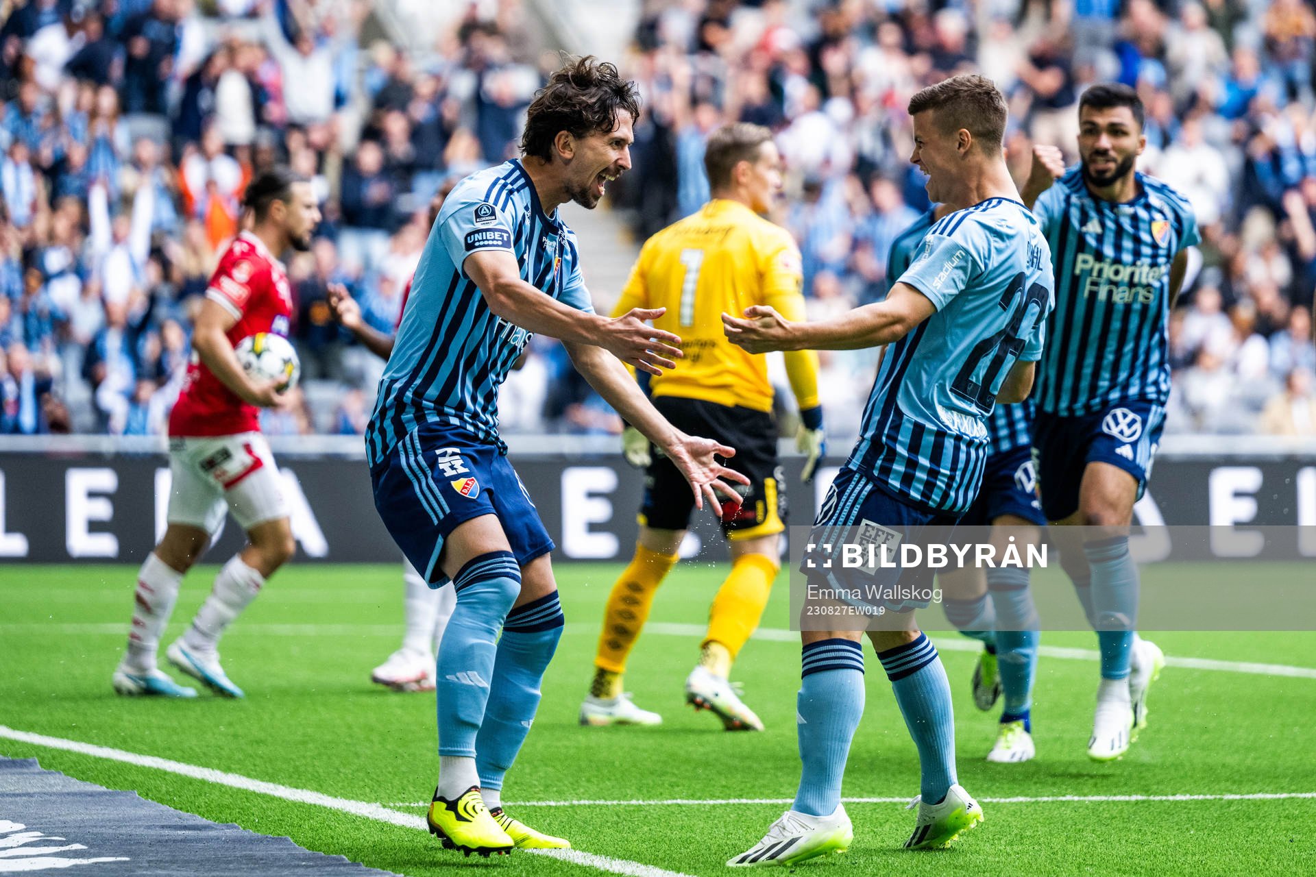 Djurgårdens Gustav Wikheim och Samuel Dahl jublar
