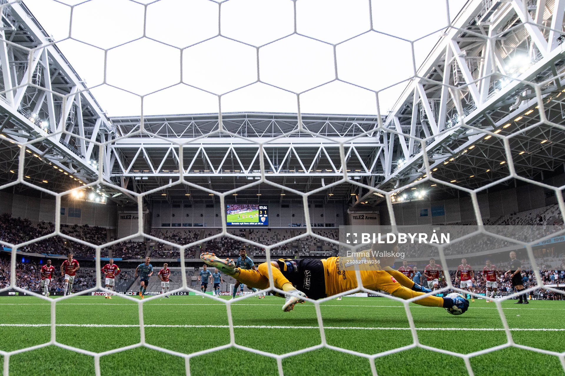 Degerfors målvakt Sondre Lovseth Rossbach räddar straff av Djurgårdens Musa Qurbanli under fotbollsmatchen i Allsvenskan mellan Djurgården och Degerfors den 27 augusti 2023 i Stockholm.
