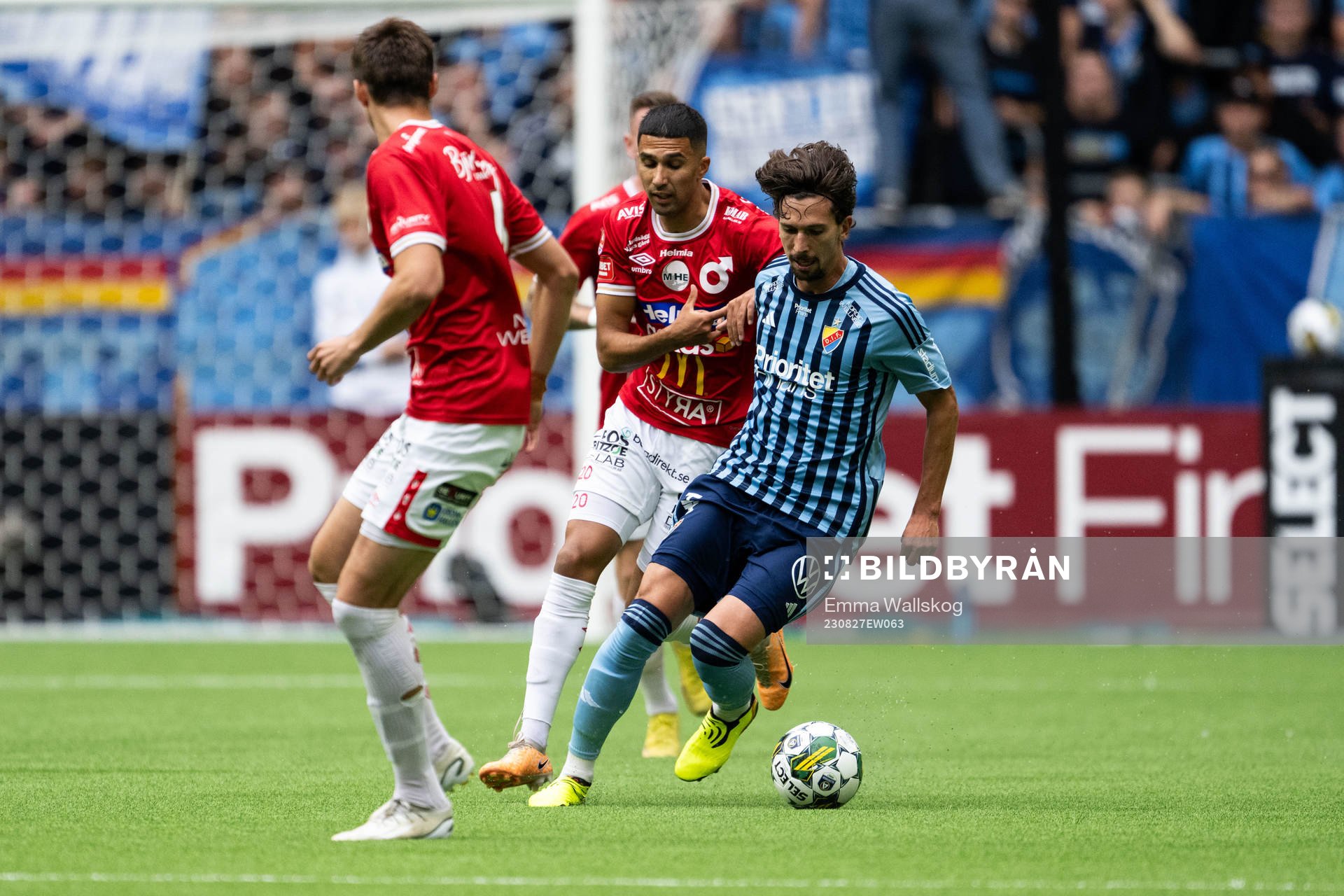 Degerfors Elyas Bouzaiene och Djurgårdens Gustav Wikheim