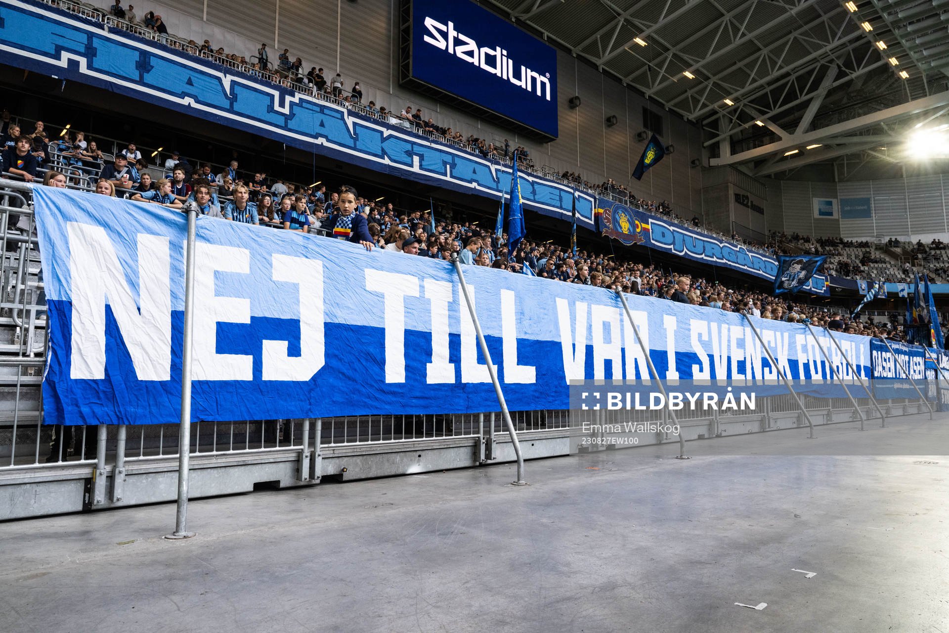 Djurgårdens supportrar med en banderoll