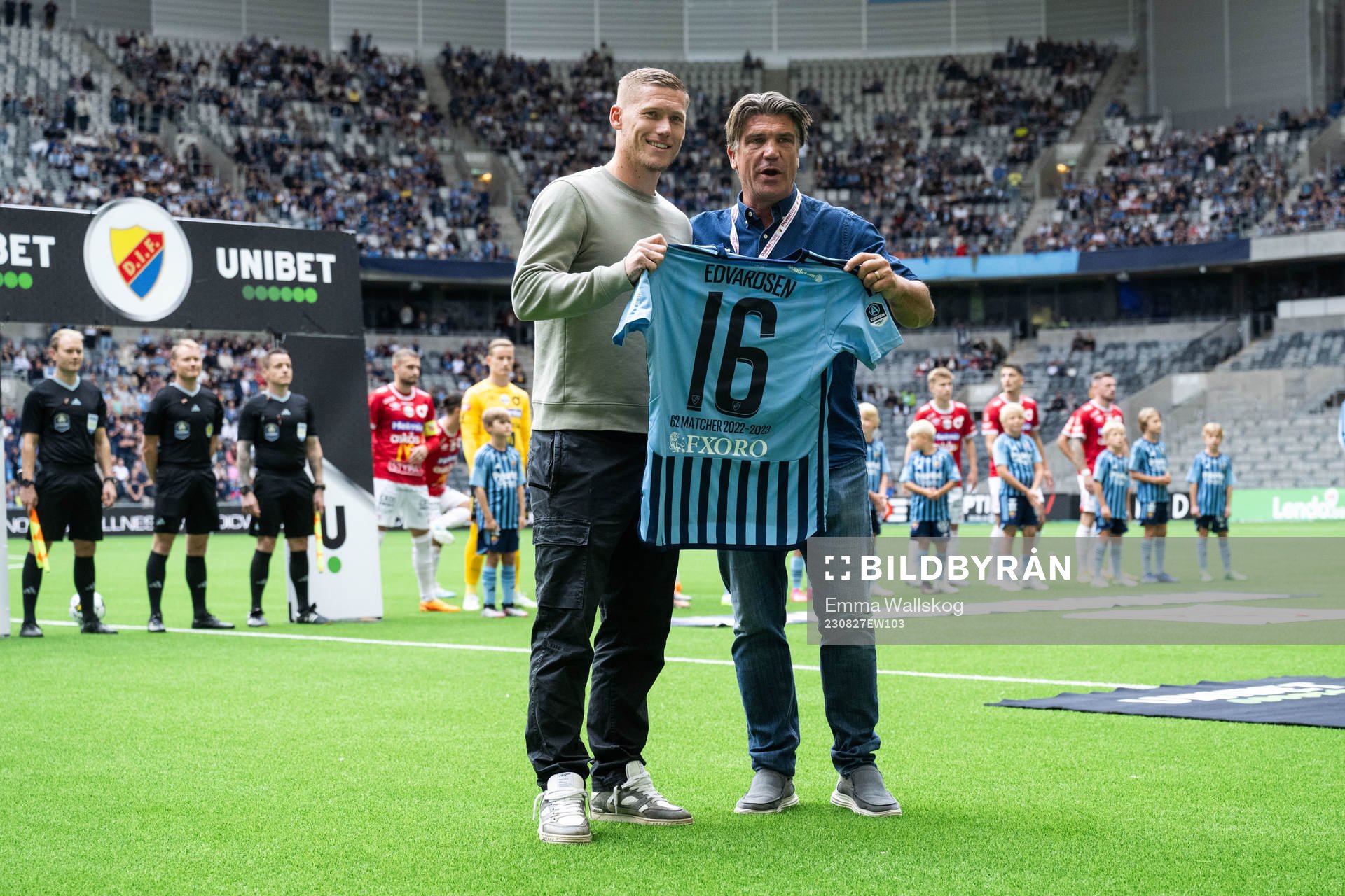 Victor Edvardsen hyllas med en tröja av Djurgårdens