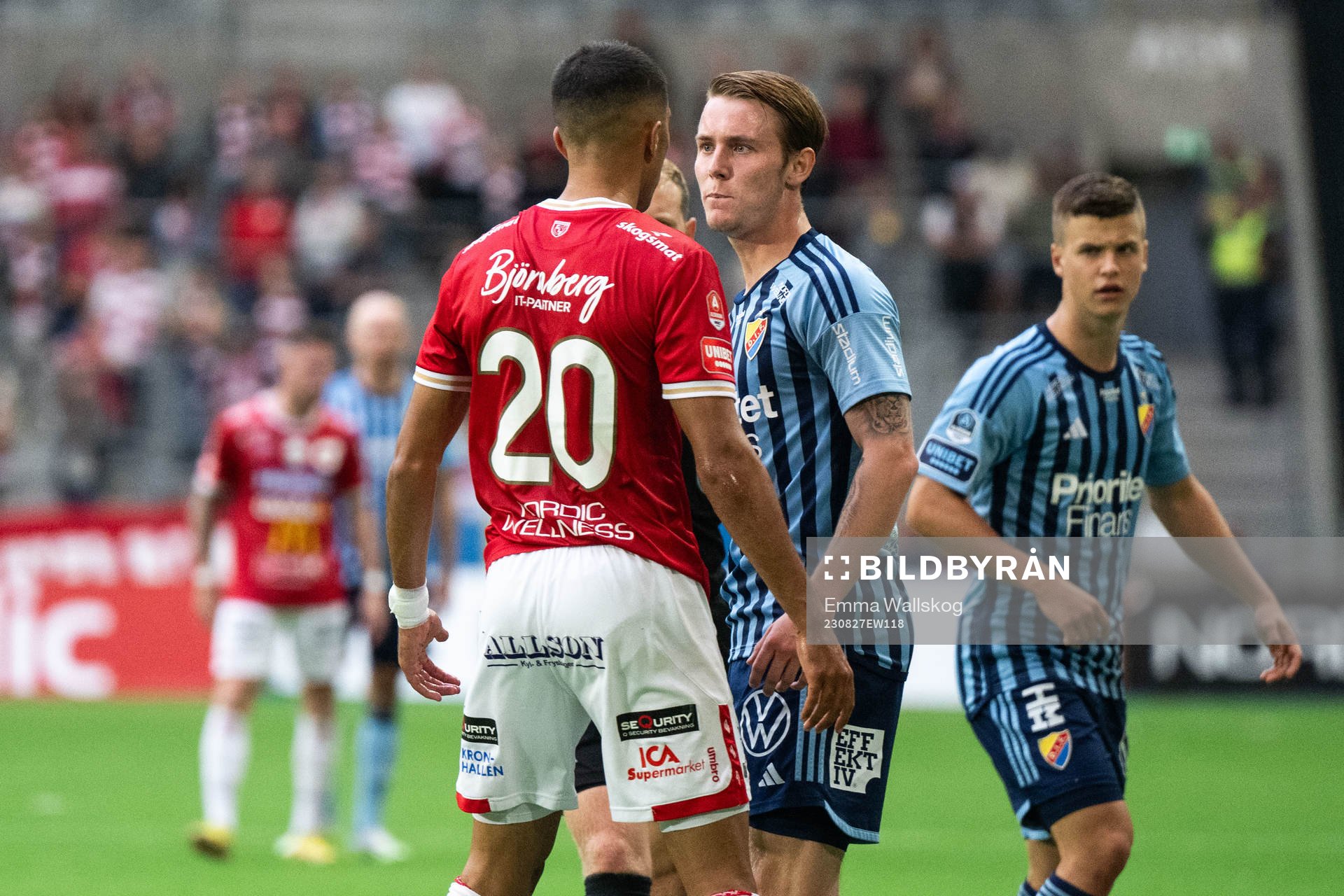Degerfors Elyas Bouzaiene i diskussion med Djurgårdens