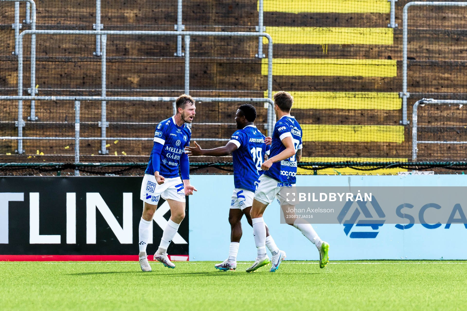 Trelleborgs Nicolas Mortensen jublar med lagkamrater