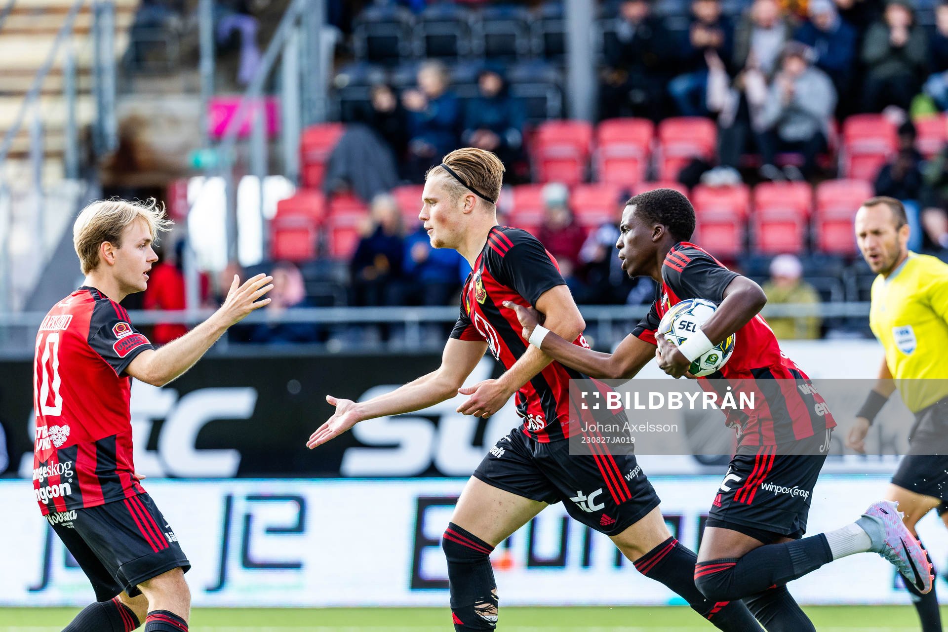 Östersunds Sebastian Karlsson Grach jublar med Simon