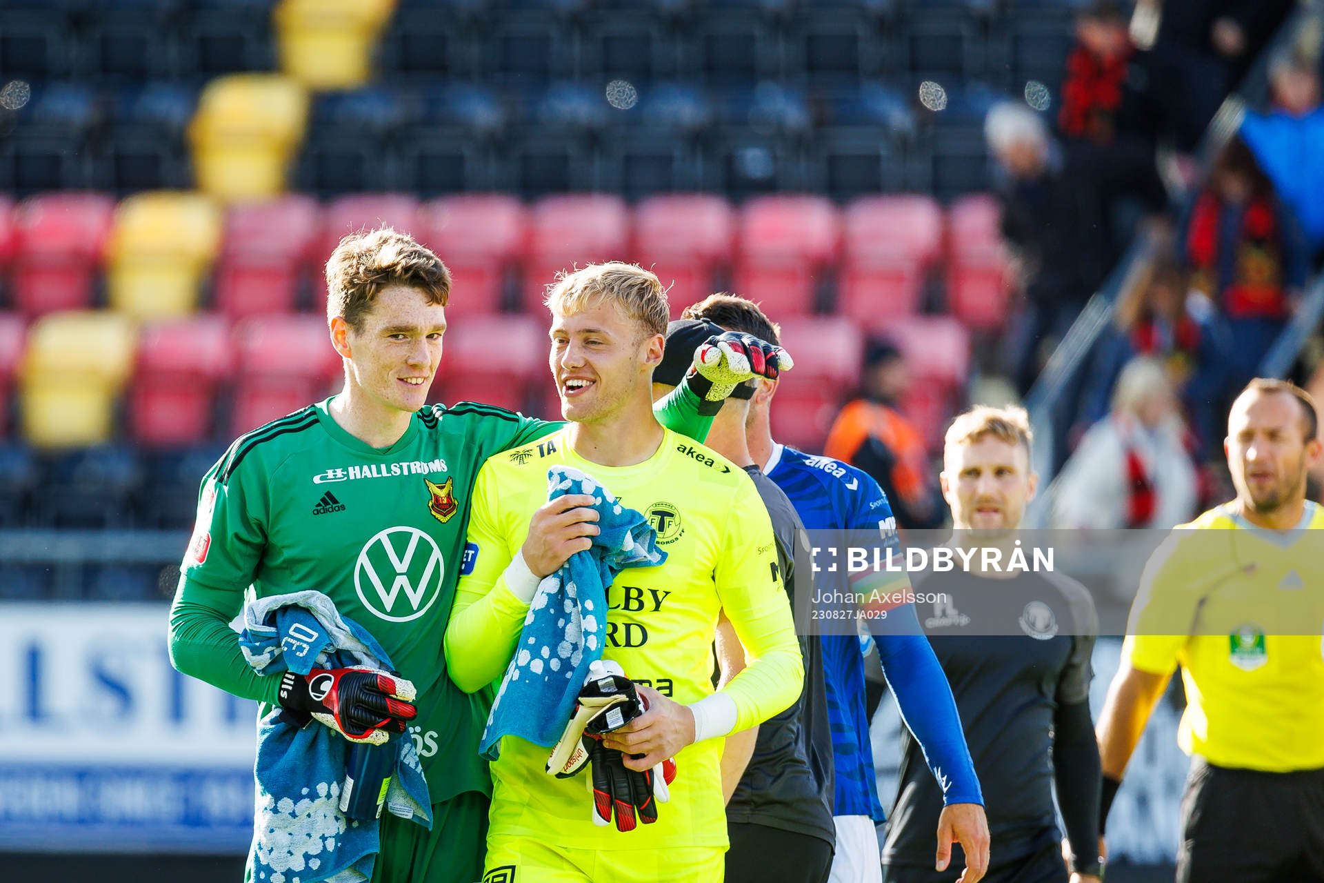 Östersunds målvakt Andrew Robert Mills klappar om