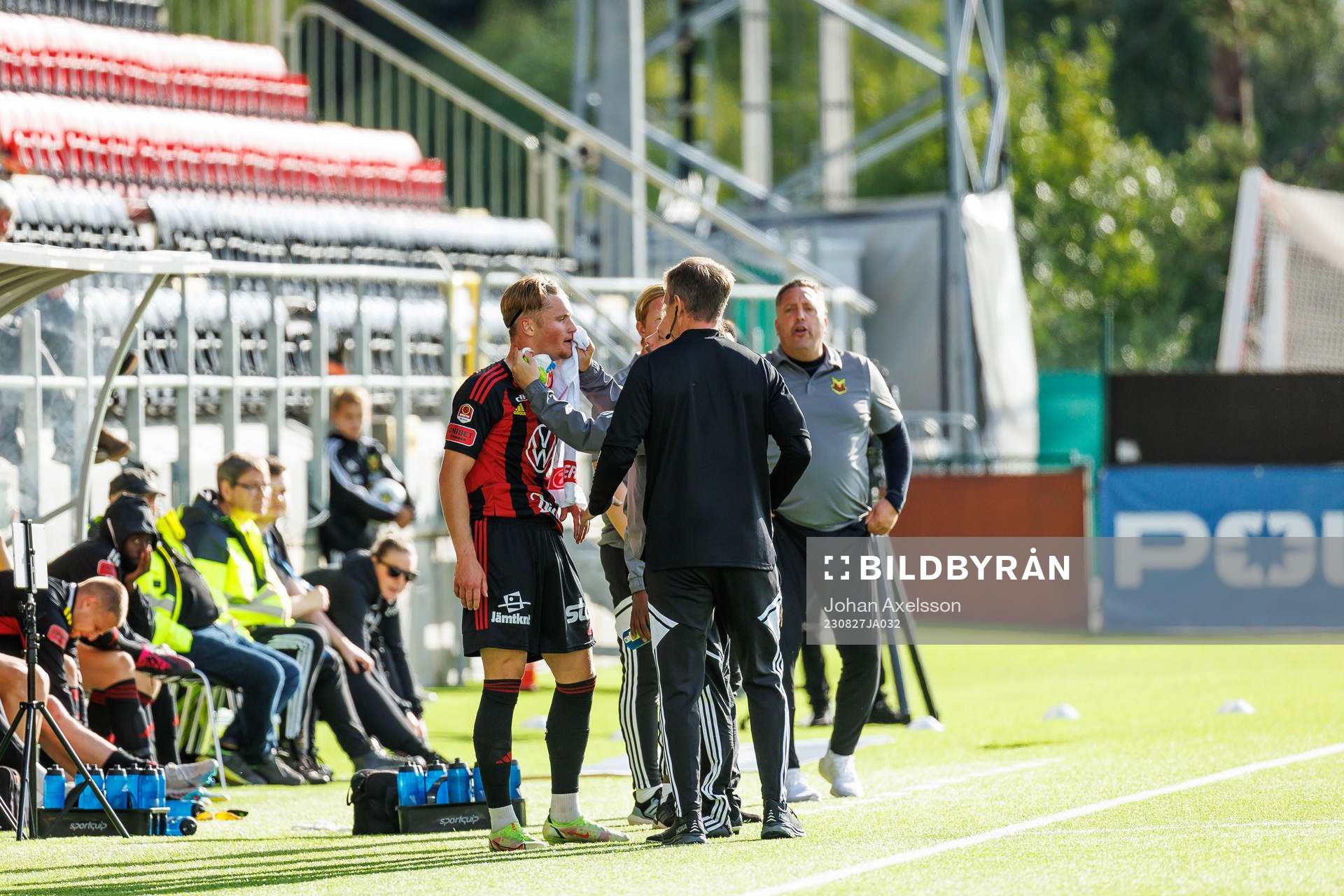 Östersunds Sebastian Karlsson Grach plåstras om