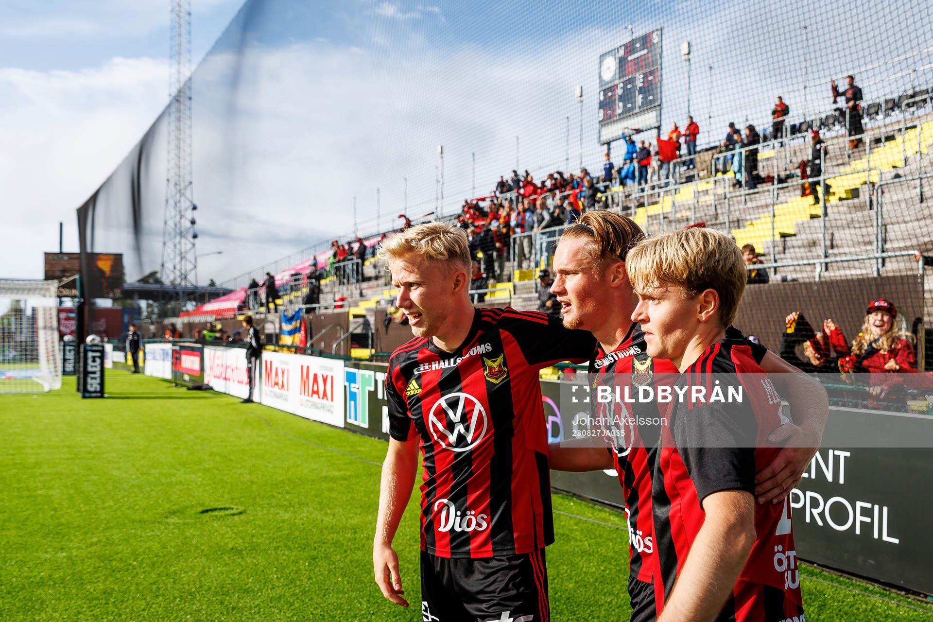 Östersunds Sebastian Karlsson Grach (i mitten) jublar