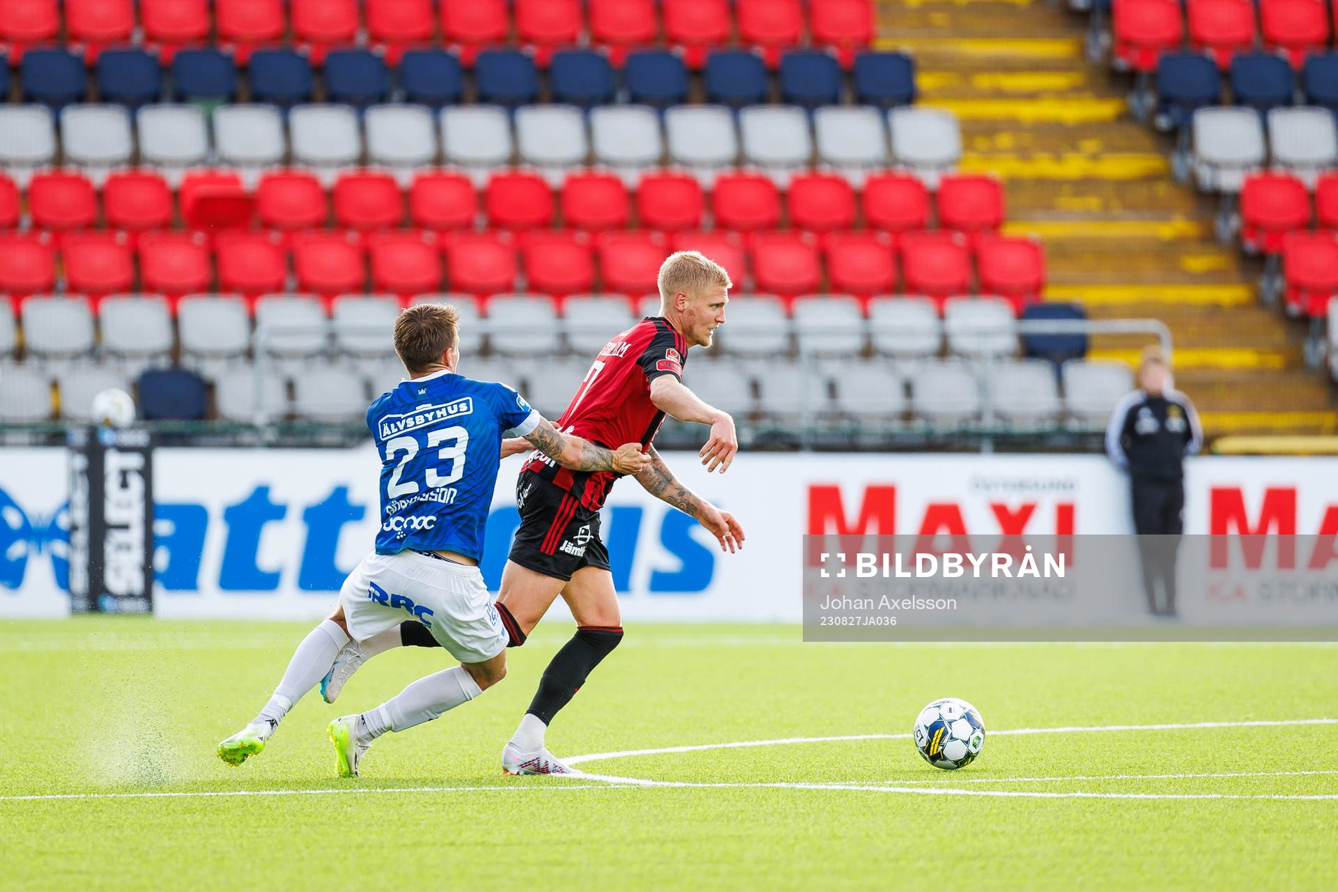 Östersunds Andre Österholm i kamp med Trelleborgs Bödvar Bödvarsson under fotbollsmatchen i Superettan mellan Östersund och Trelleborg den 27 augusti 2023 i Östersund.