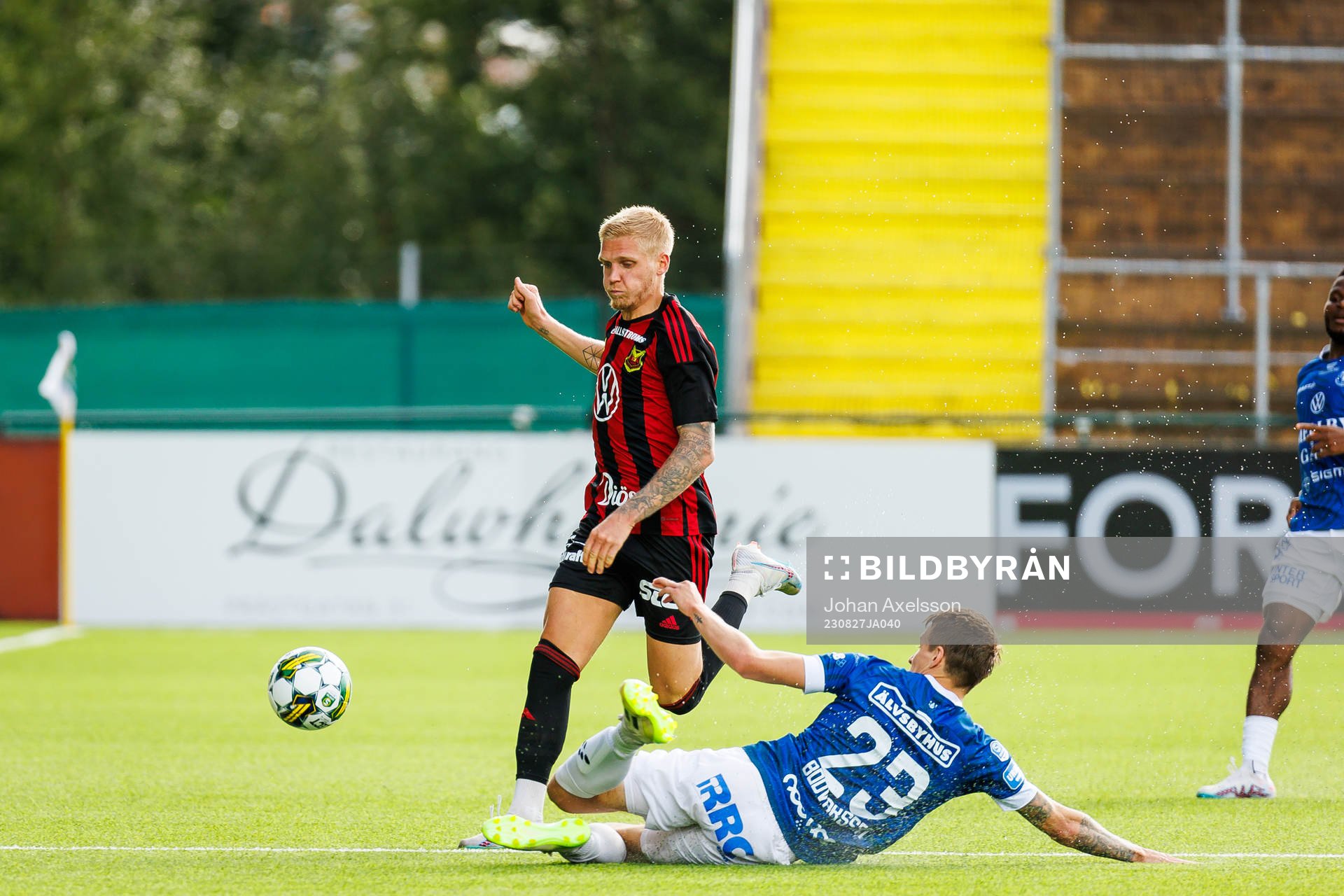 Östersunds Andre Österholm i kamp med Trelleborgs Bödvar Bödvarsson under fotbollsmatchen i Superettan mellan Östersund och Trelleborg den 27 augusti 2023 i Östersund.