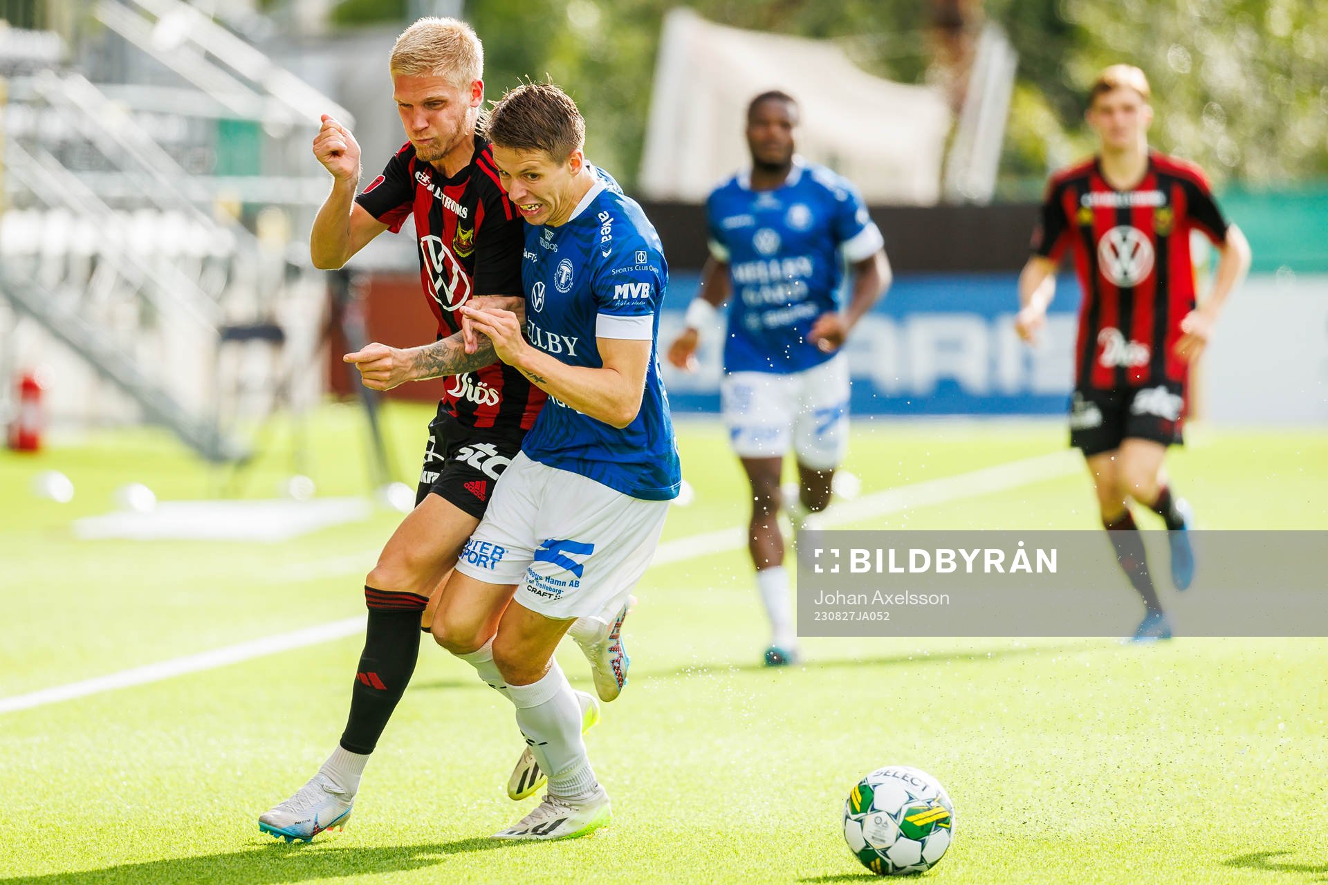 Trelleborgs Bödvar Bödvarsson i kamp med Östersunds Andre Österholm under fotbollsmatchen i Superettan mellan Östersund och Trelleborg den 27 augusti 2023 i Östersund.