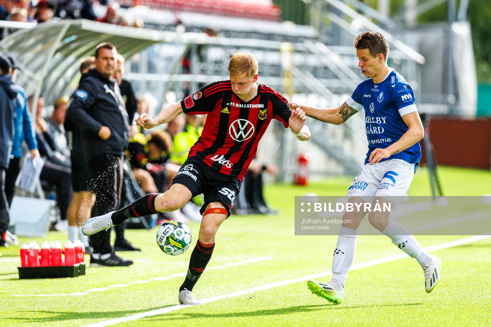 Östersunds Malcolm Stolt i kamp med Trelleborgs Bödvar Bödvarsson under fotbollsmatchen i Superettan mellan Östersund och Trelleborg den 27 augusti 2023 i Östersund.