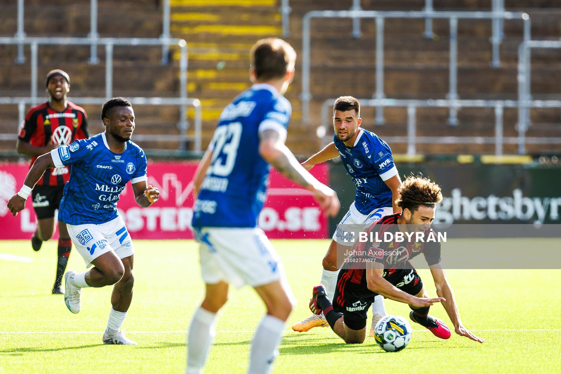 Östersunds Ziad Ghanoum i kamp med Trelleborgs Haris Brkic under fotbollsmatchen i Superettan mellan Östersund och Trelleborg den 27 augusti 2023 i Östersund.