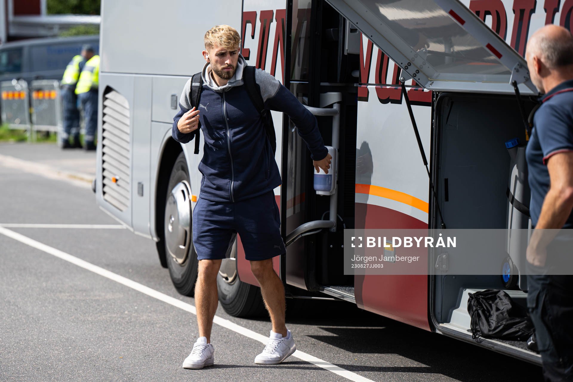 Halmstads Jack Copper Love kliver ur bussen vid arenan