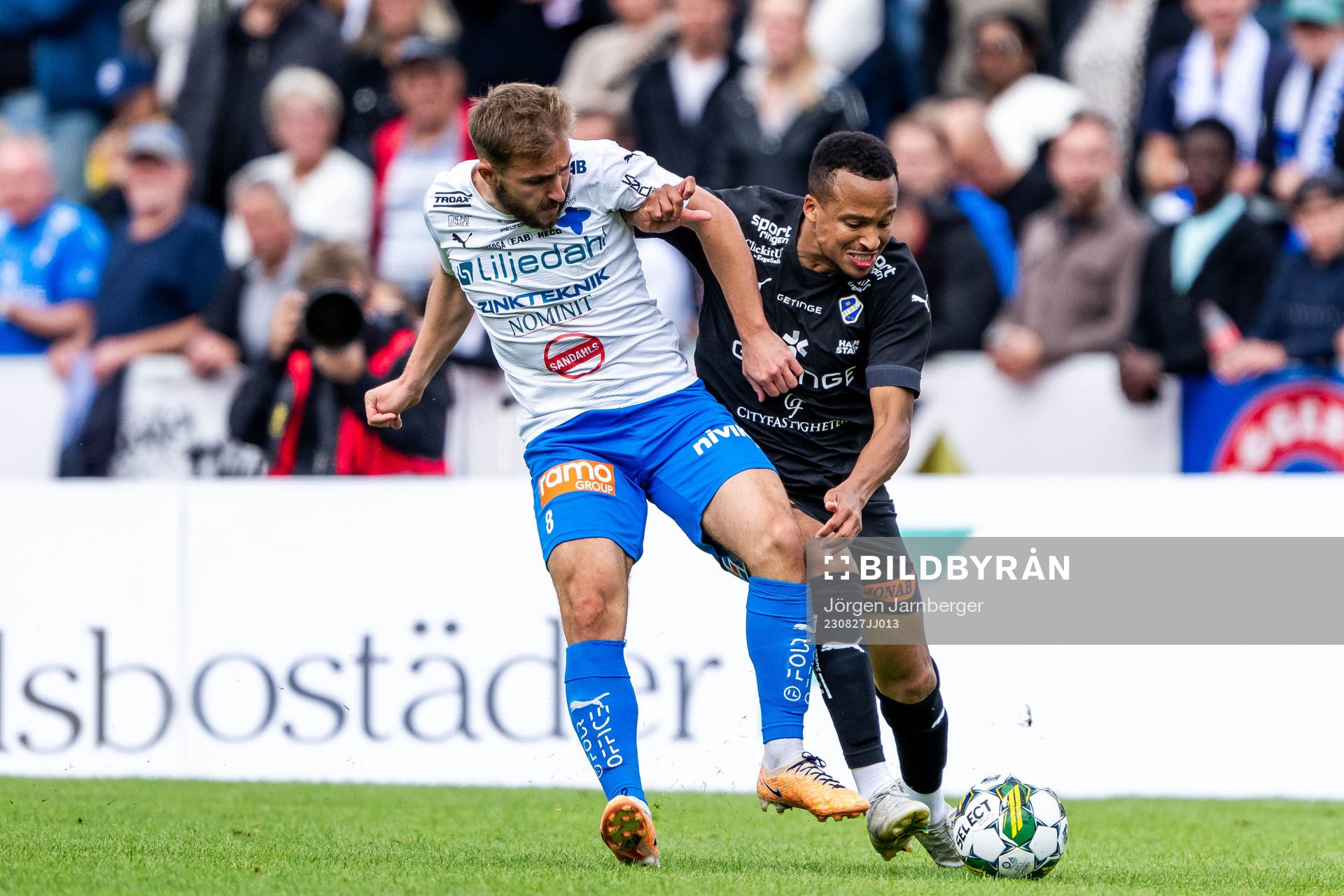 Värnamos Albion Ademi och Halmstads Marcus Olsson