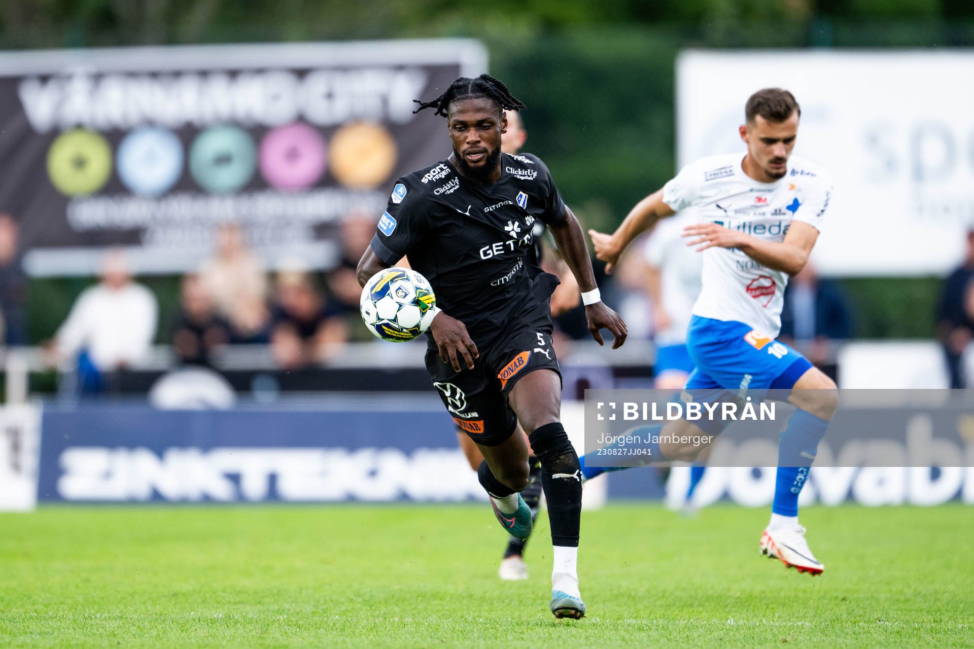 Halmstads Joseph Baffoe och Värnamos Ajdin Zeljkovic
