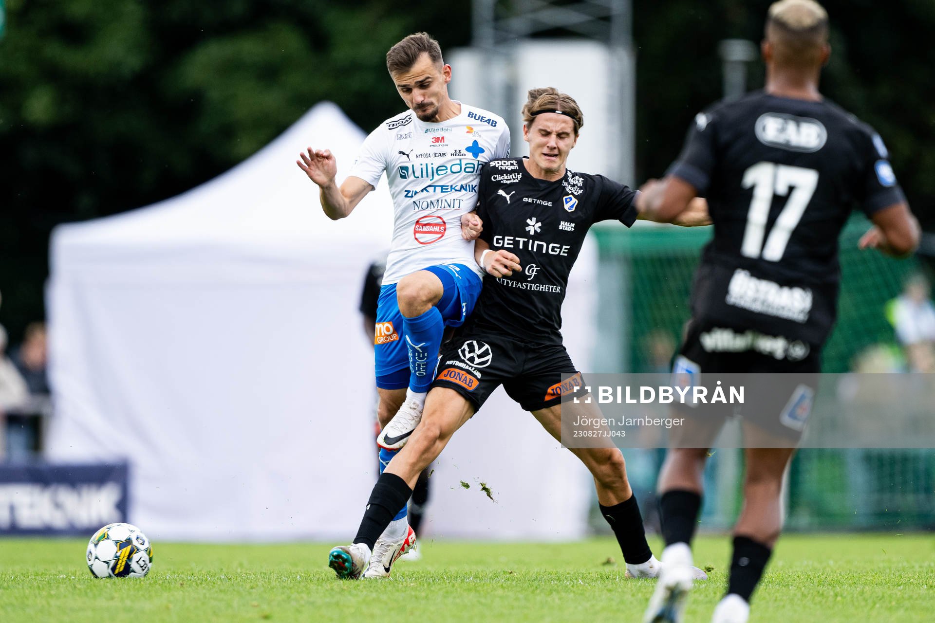 Värnamos Ajdin Zeljkovic och Halmstads Erik Ahlstrand