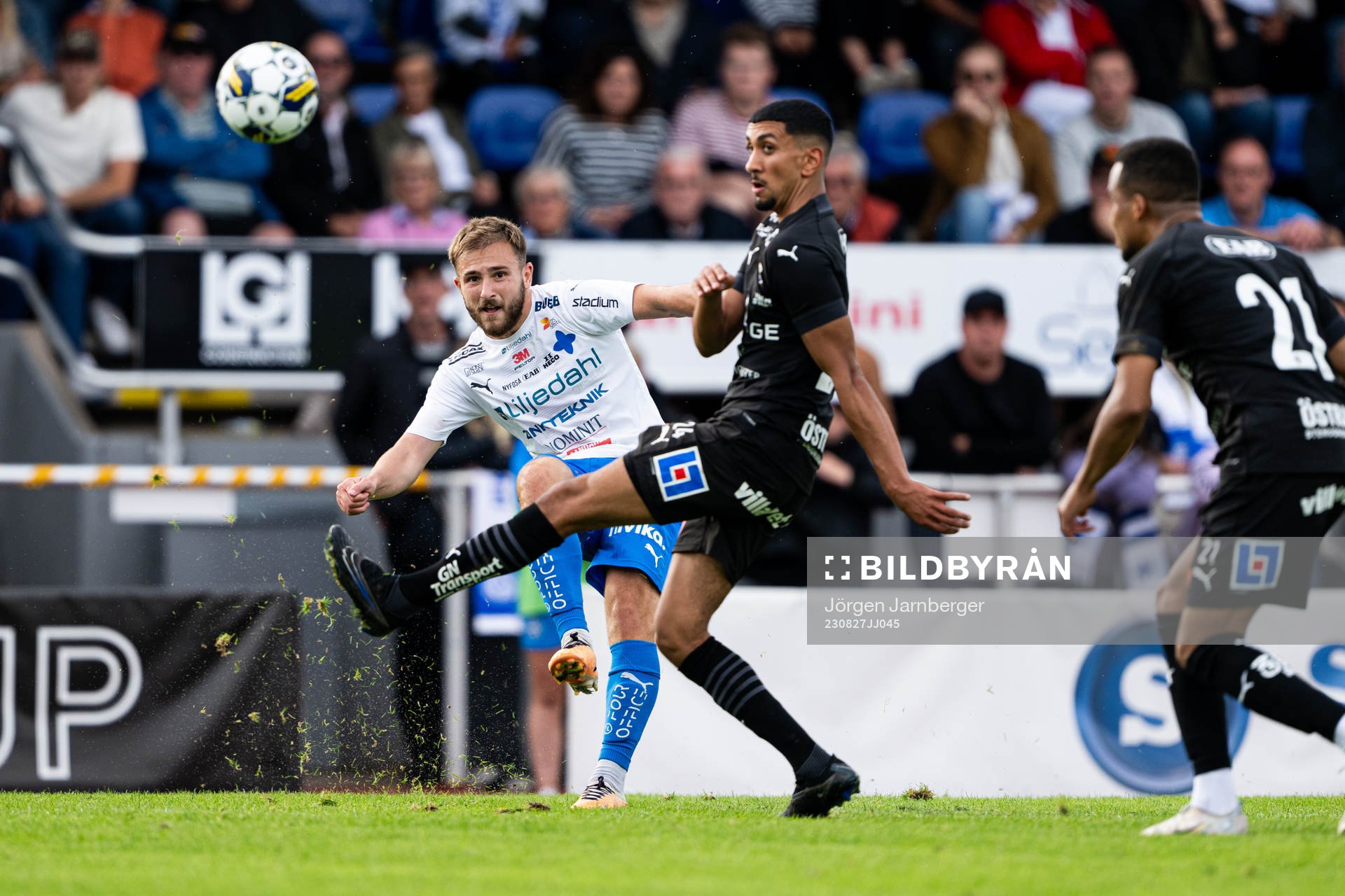 Värnamos Albion Ademi och Halmstads Amir Al-Ammari