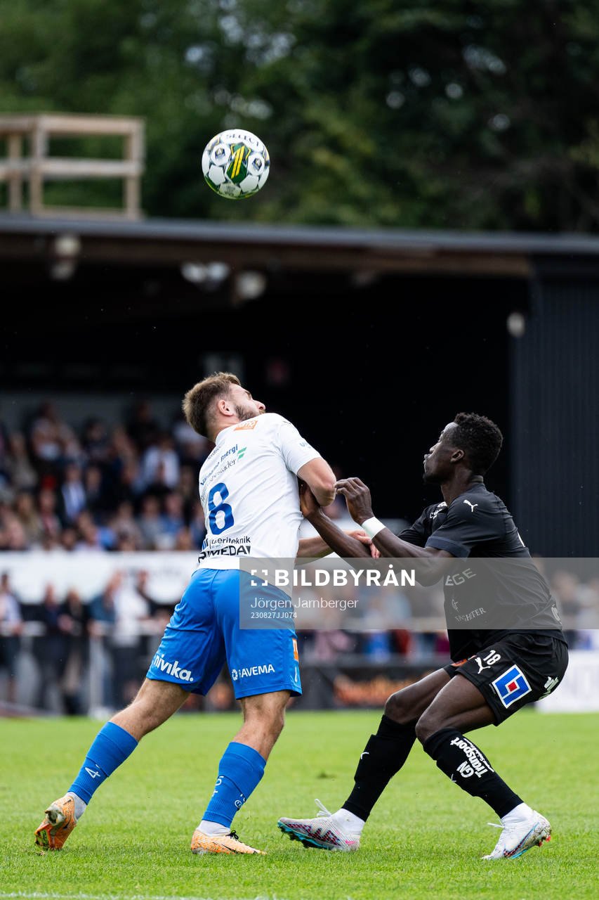 Värnamos Albion Ademi och Halmstads Naeem Mohammed