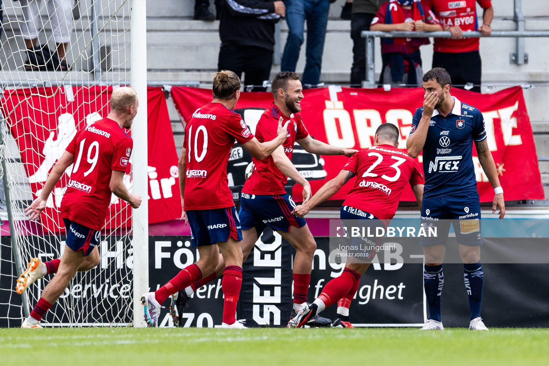 Östers Niklas Söderberg jublar med lagkamrater