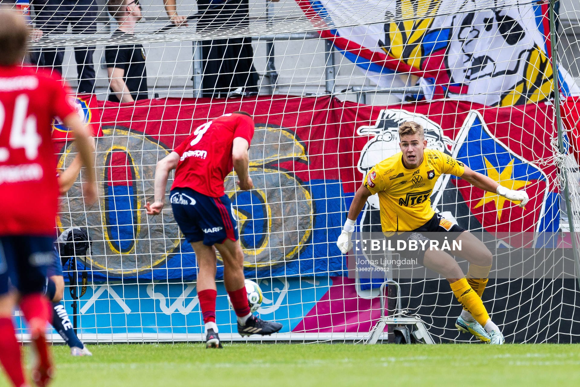 Östers Niklas Söderberg gör 1-0 bakom Örgrytes målvakt