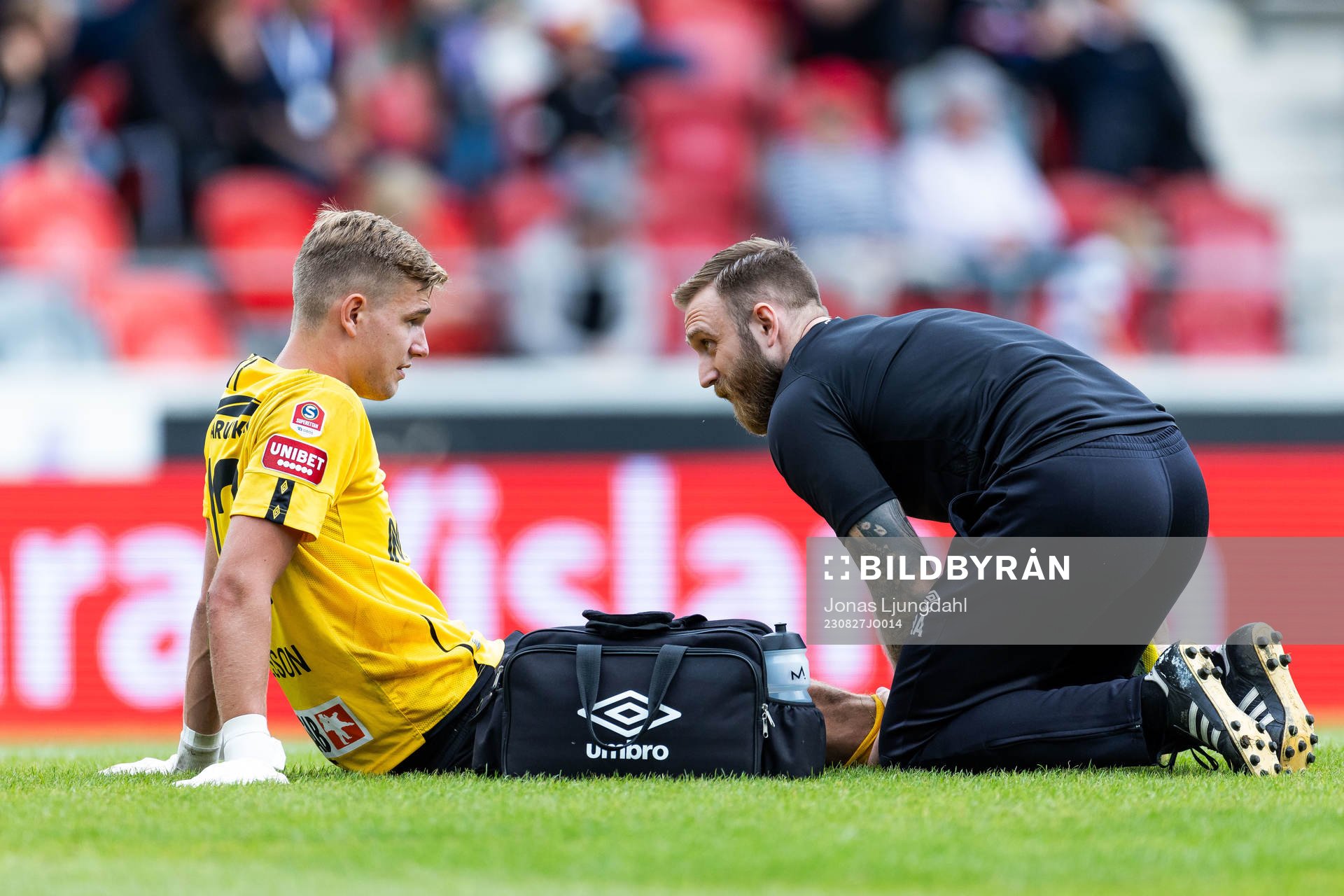 Örgrytes målvakt Mathias Nilsson får vård