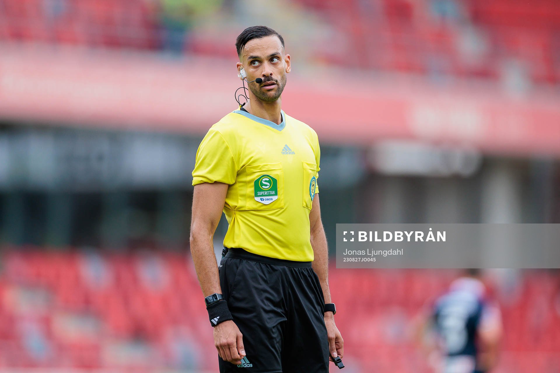 Domare Farouk Nehdi under fotbollsmatchen i Superettan mellan Öster och Örgryte den 27 augusti 2023 i Växjö. 